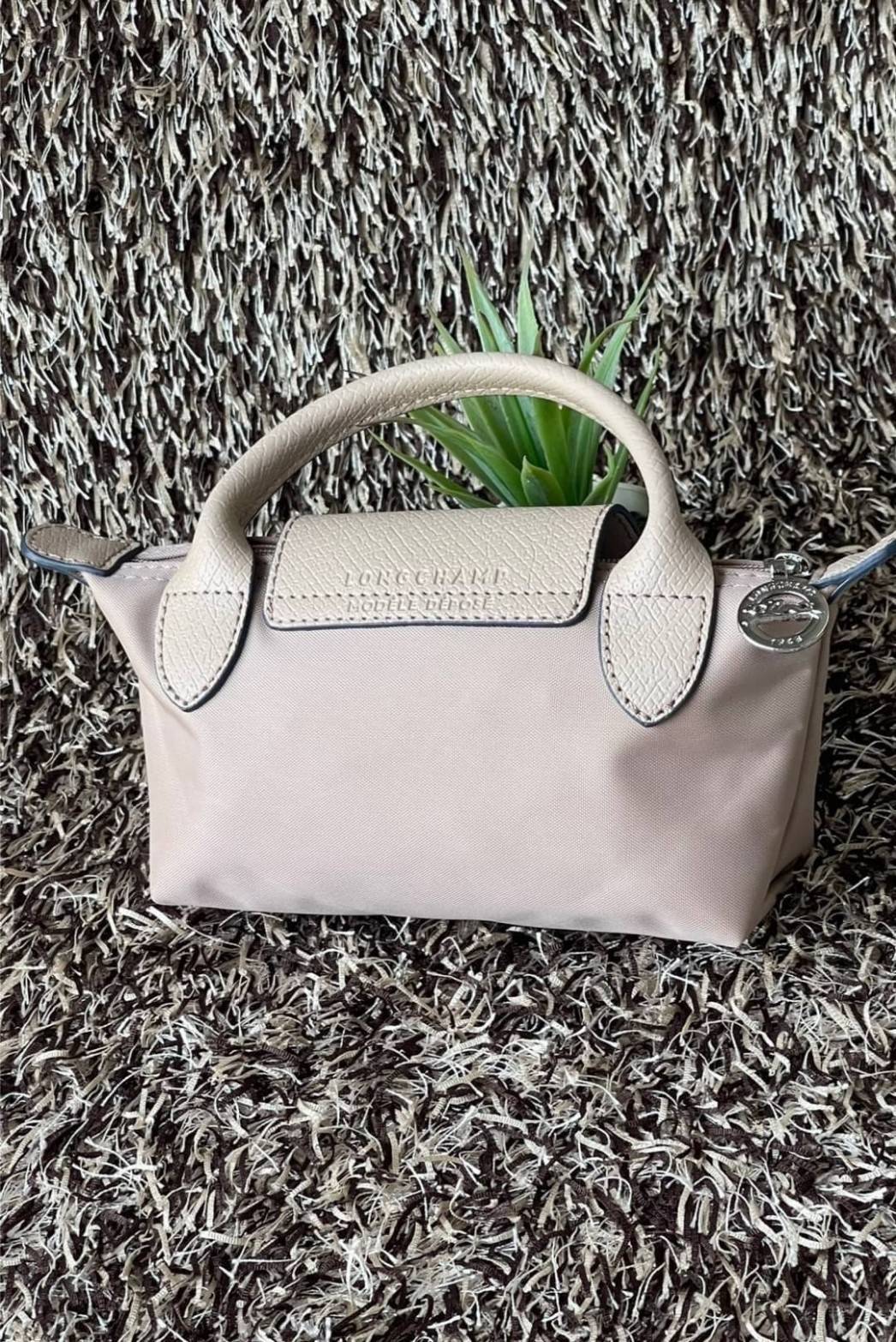 LONGCHAMP LE PLIAGE ORIGINAL Pouch with handle กระเป๋าถือขนาดมินิทรงpouch ให้ความหรูหราจาก Le Pliage (เลอ ปลิยาจ) ในขณะที่ที่ปิดแบบซิปช่วยให้คุณมั่นใจได้