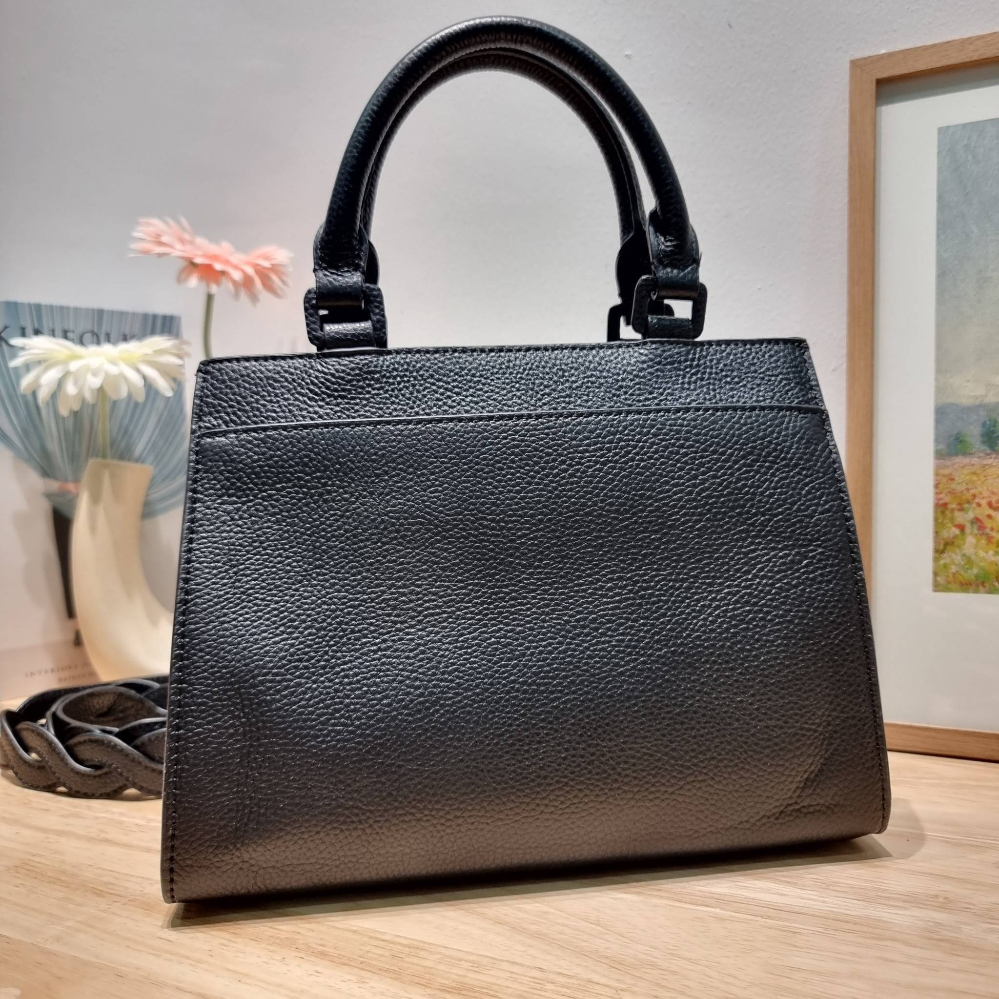 TORY BURCH MILLER TOP HANDLE SATCHEL ใหม่ล่าสุด กับกระเป๋าสะพายรุ่นยอดนิยม ที่มาในดีไซน์ top handle ให้สะดวกใช้ได้มากขึ้นด้วยหูจับในตัว โดดเด่นด้วยโลโก้สีทอง