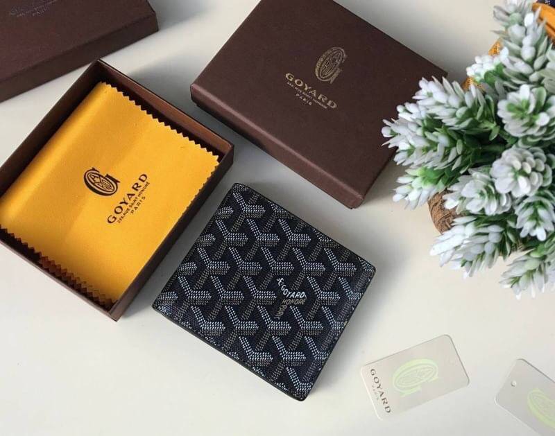 VIP GIFT 】GOYARD Victoire Bifold Wallet กระเป๋าสตางค์ผู้ชายใบสั้น พร้อมส่ง 6 สี พร้อมกล่องสวยหรูน่าใช้มากค่ะ อีกรุ่นที่ยอดขายไม่เคยตก 🤑🤑 ใบจริงดูผู้ดี ดูแพง!! ภายในมีช่องใส่บัตรได้เยอะ ใส่ธนบัตรได้ทุกใบ ห้ามพลาดจร้าา!! ((รุ่นเดินด้ายโทนสีเ