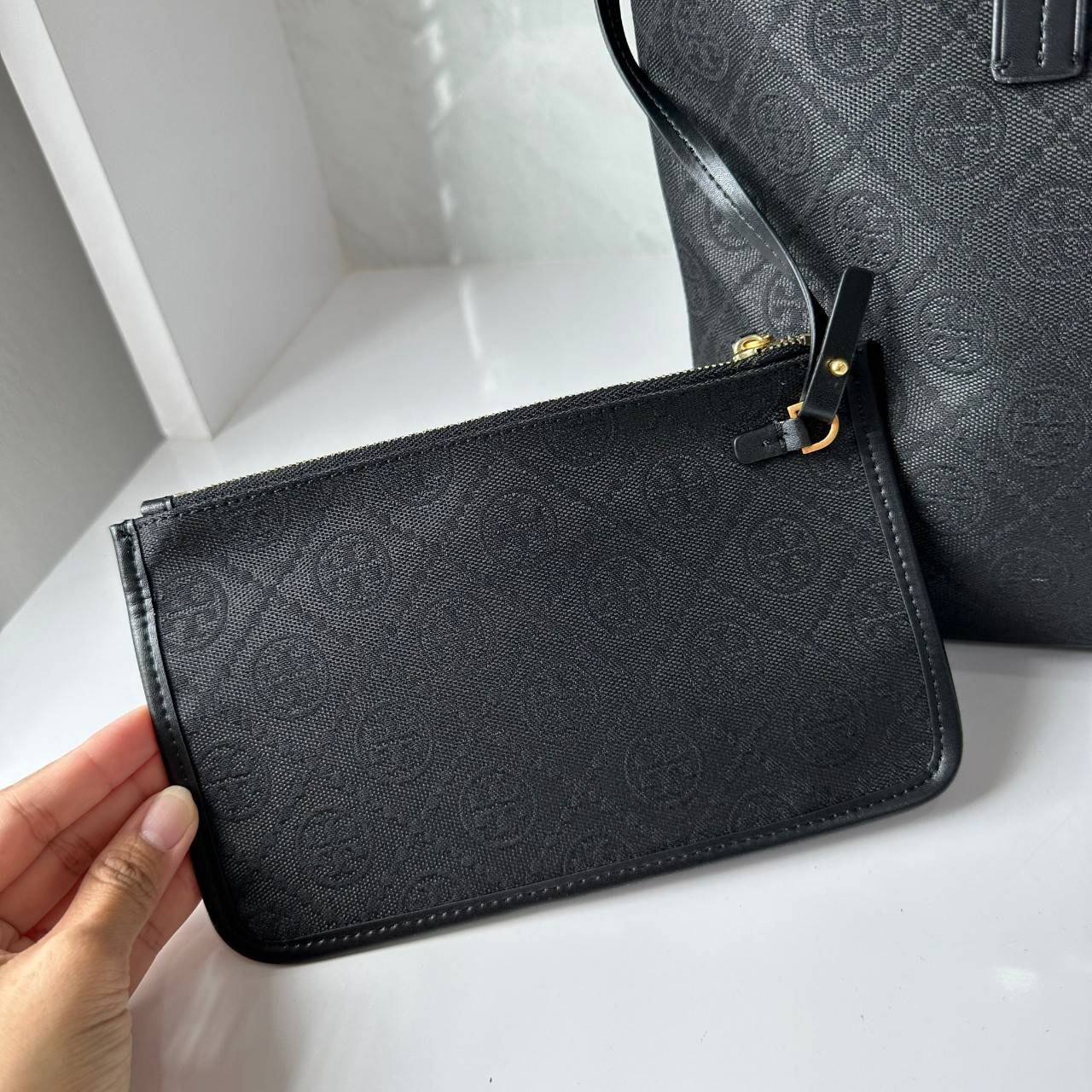 TORY BURCH T MONOGRAM SMALL ZIP TOTE (ใบเล็ก) กระเป๋าทรงโท้ทพร้อมกระเป๋าใบเล็ก วัสดุผ้าแจ็คการ์ดตัดขอบหนัง