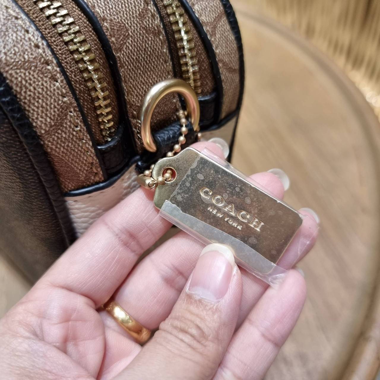 ใครที่รออยู่ห้ามพลาดเลยจร้าา! COACH JES CROSSBODY IN BLOCKED SIGNATURE CANVAS ((1767)) พร้อมส่งอีกครั้ง สินค้าขายดี กระเป๋าสะพายครอสบอดี้ร์หรือสะพายข้างได้ หนังแท้อย่างดีค่ะ 🔺สีหนังของรุ่นนี้ผสมกันได้ลงตัวดูดีมากๆทีเดียวค่ะ กระเป๋าแบบ2ช่องซิป ภายใ