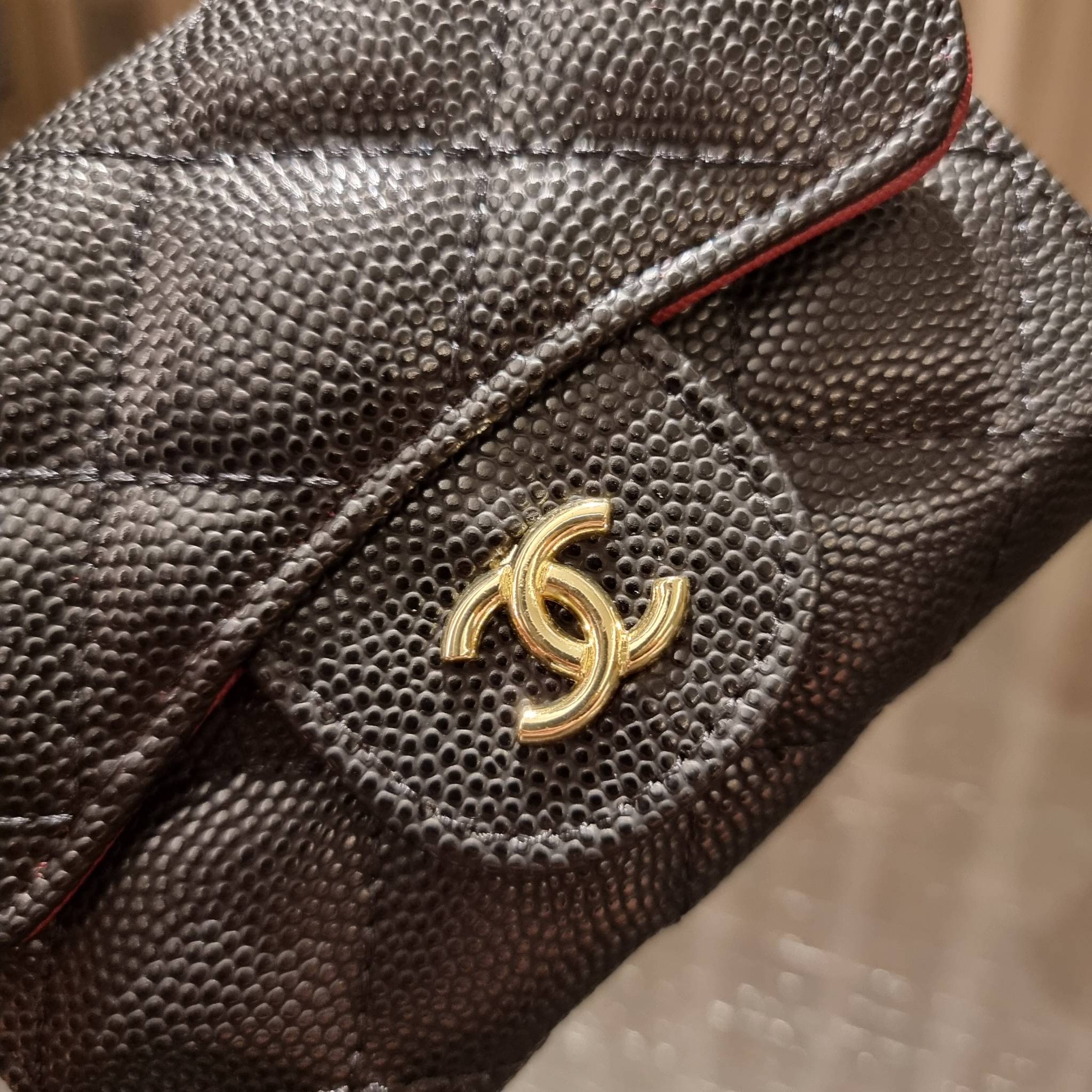 VIP 】มาแล้วจ้า!! รุ่นแนะนำ!! ฮิตติดใจสาวๆ!! กระเป๋าสตางค์ใบสั้นรุ่นฝาพับ จาก Chanel premium for gift เรียบหรู ดูไฮน์ วัสดุหนังสังเคราะห์ลายคาร์เวีย ด้านในเป็นหนังซาฟเฟียโน่ เปิด-ปิดด้วยกระดุมแม่เหล็ก ภายในกระเป๋ามีช่องใส่บัตร ใส่ธนบัตรได้ ดีไซน์เรียบหรูตา