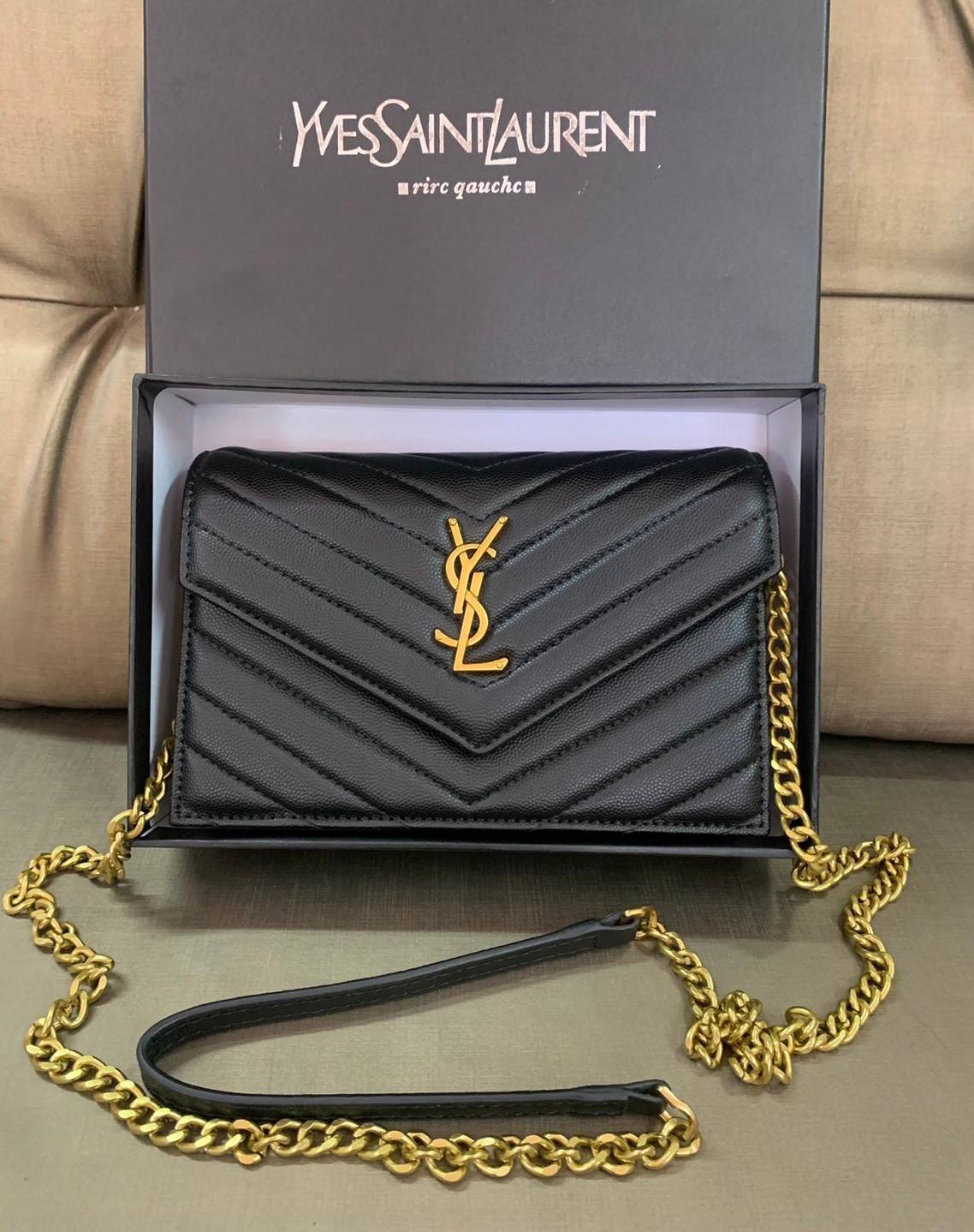 YSL Bag รุ่น Saint Laurent WOC VIP GIFT WITH PURCHASE (GWP) พรีเมี่ยมกิ๊ฟ Limited Edition จาก YSL รุ่นฮอตปรอทแตก วัสดุหนังแกะสังเคราะห์ หนังขึ้นรูปเงาสวย เป็นการดีไซน์กึ่งกระเป๋าสตางค์ ที่มาพร้อมสายสะพายยาว (เป็นสายโซ่ที่ต่อกับหนัง) สายถอดได้ (ปรับระดับไม