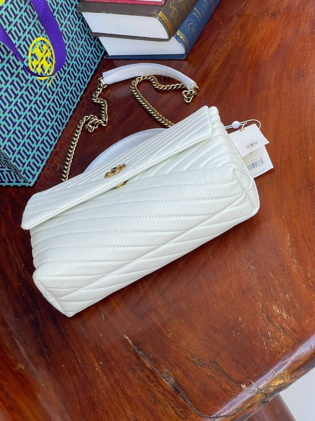 Large : Tory Burch Kira Chevron Quilted Convertible Leather Crossbody Bag เป็นกระเป๋าที่ใช้ในการออกงานสำคัญหรือวันที่มีปาร์ตี้สังสรรค์ คุณควรเลือกใช้กระเป๋าที่มีดีไซน์สะดุดตา เพราะจะช่วยยกระดับและเพิ่มเสน่ห์ให้กับตัวคุณเองมากยิ่งขึ้น หากเป็นงานทางการ เช่น