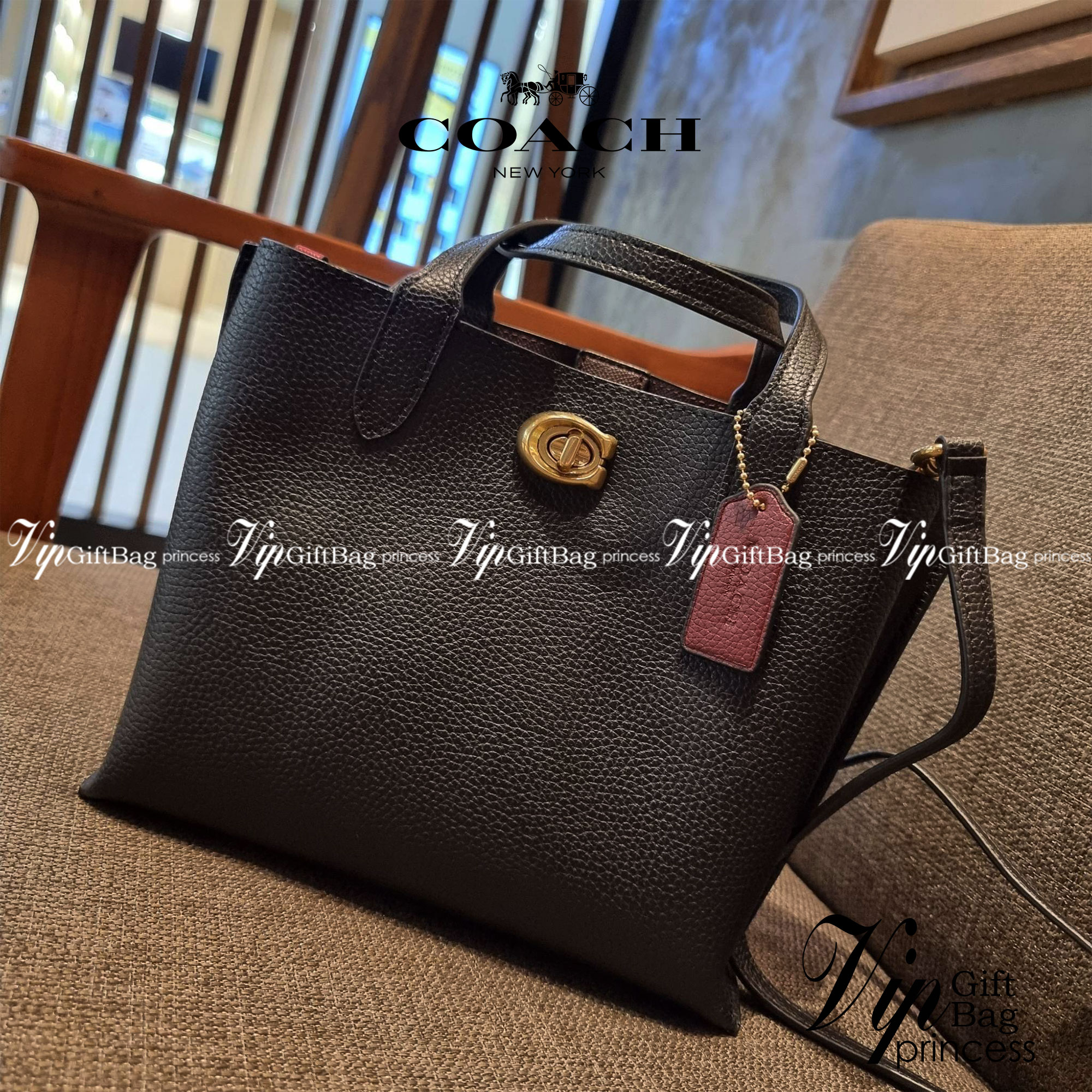 COACH C8561 C8869 WILLOW TOTE 24 IN COLOR BLOCK น้องสาวลุคลูกคุณมาแล้วจ้า กระเป๋าถือ/สะพาย ดีไซน์คัลเลอร์บล็อค ลงตัว เรียบหรู ใบจริงคือผู้ดี๊ผู้ดี ใช่ได้ทุกๆโอกาส วัสดุหนัง pepble อยู่ทรง เปิดปิดด้วยตัวบิดล็อค และอีกฝั่งเป็นกระดุมแม่เหล็ก ภายในโล่งกว้าง ใ