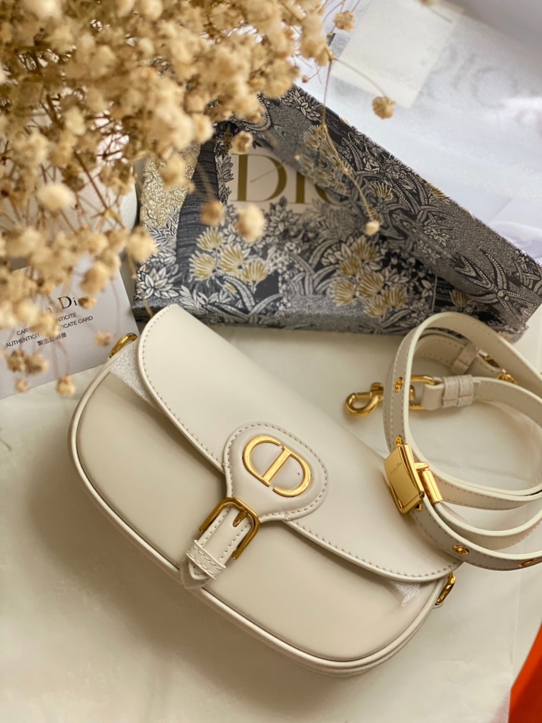 หนังแท้ DIOR BOBBY EAST-WEST BAG พร้อมส่งที่ไทย งานหนังแท้ทั้งใบเกรดออริจินอล ภาพสินค้าถ่ายจากงานขายจริง ใช้งานต่างประเทศได้ รุ่นใหม่ในฤดูกาลนี้ เพิ่มความทันสมัยให้กับซิลลูเอทของ Hobo ผ่านเส้นสายที่สง่างามและสัดส่วนที่กลมกลืนกัน สไตล์หนังลูกวัว โดดเด่นด้ว