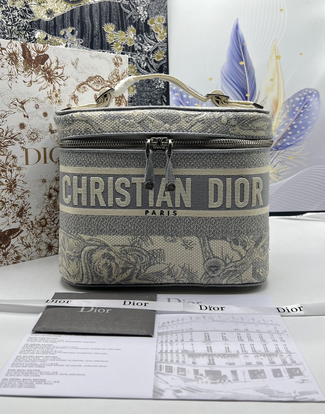 22cm Medium DiorTravel Vanity Case กระเป๋าใส่เครื่องสำอางใบกลาง จุของได้เยอะ มาพร้อมกับลวดลาย Oblique ปักอย่างประณีตและประดับด้วยสัญลักษณ์ Christian Dior Paris มาพร้อมสายสะพายและหูจับในตัว