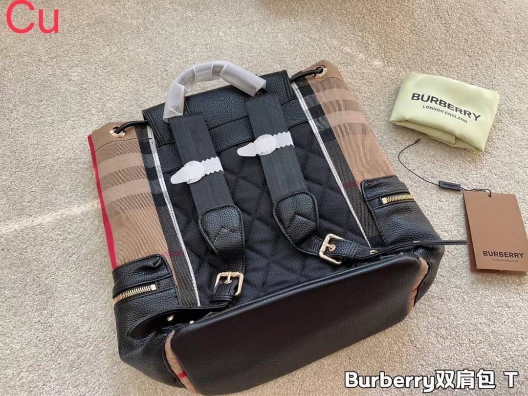 BURBERRY Rucksack Military Backpack / BURBERRY FRAGRANCES VINTAGE 2WAYS RUCKSACK BACKPACK / BURBERRY BACKPACK กระเป๋าเป้ ลาย Vintage Signature สวยคลาสสิค ภายในโล่งกว้างและช่องใส่มือถือสามารถใส่มือถือกระเป๋าสตางค์ของใช้ได้เยอะ หูจับหนัง เป็นเป้ก็ดูดีไอเท็ม