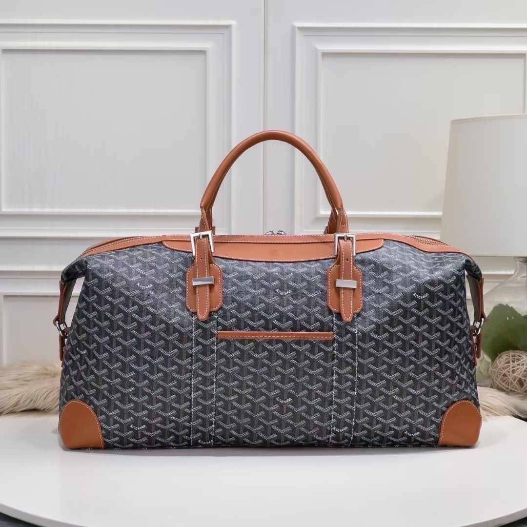 Goyard Boeing Travel 55 Duffle Bag กระเป๋าเดินทางใบใหญ่ ดีไซน์สวยคลาสสิกเป็นเอกลักษณ์ ไอเท็มที่จะทำให้การเดินทางไม่ธรรมดาอีกต่อไป ด้วยดีเทลความเป็นเอกลักษณ์ เรียบแต่หรู ภายในจุของได้เยอะมาก ใหญ่จริง!! ใบนี้คุ้มค่าราคามากๆ