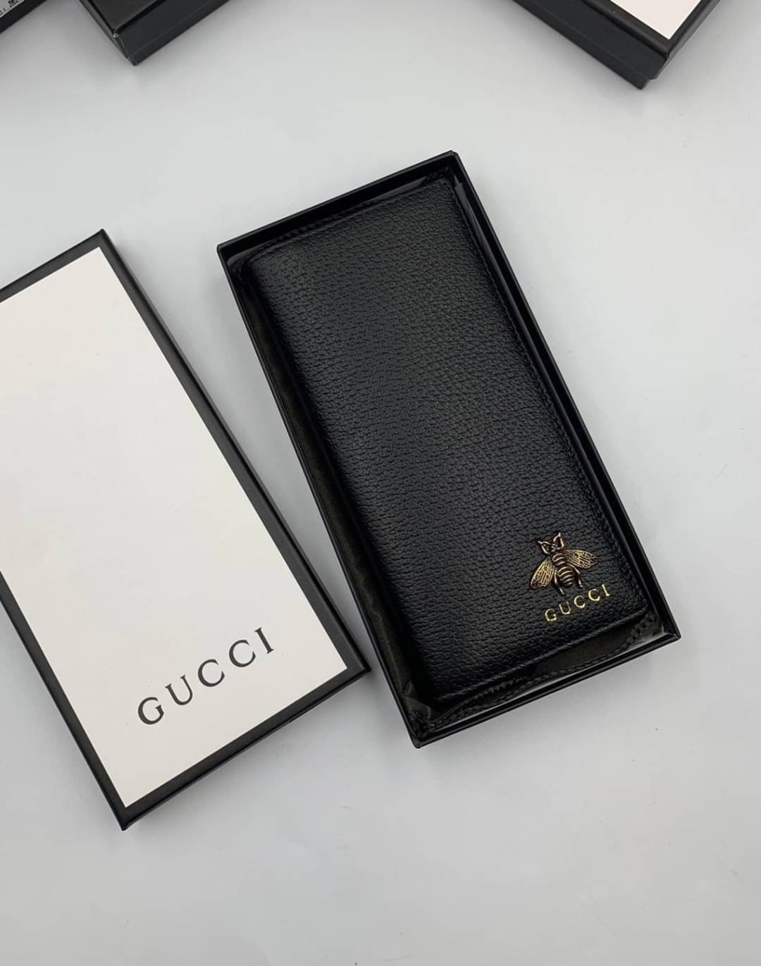 หนังแท้ GUCCI Men Long Wallet รุ่นใหม่ล่าสุด!! หนังสวยเริด ดีงามมากค่าาา กระเป๋าสตางค์ใบยาว ดีไซน์ใหม่ สวยดูหรู ถือใช้กำลังเหมาะมือ ใส่บัตรได้เยอะ ใส่ธนบัตรได้ทุกชนิด มาครบ set พร้อมส่ง!! เป็นไอเท็มที่หนุ่มๆต้องมีจริงๆจ้า 😎😎