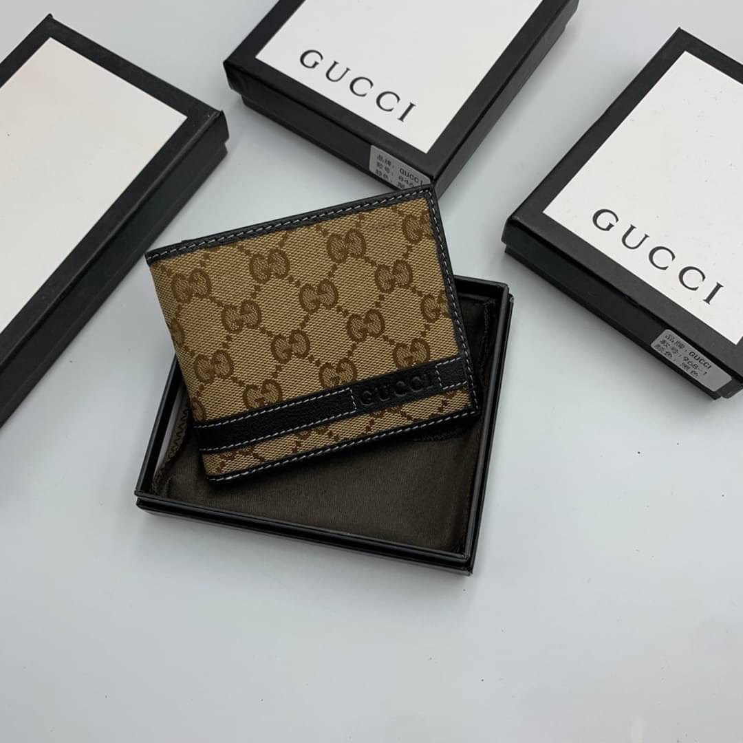 หนังแท้ GUCCI Men Short Wallet รุ่นใหม่ล่าสุด!! หนังสวยเริด ดีงามมากค่าาา กระเป๋าสตางค์ใบสั้น ดีไซน์ใหม่ สวยดูหรู ถือใช้กำลังเหมาะมือ ใส่บัตรได้เยอะ ใส่ธนบัตรได้ทุกชนิด มาครบ set พร้อมส่ง!! เป็นไอเท็มที่หนุ่มๆต้องมีจริงๆจ้า 😎😎