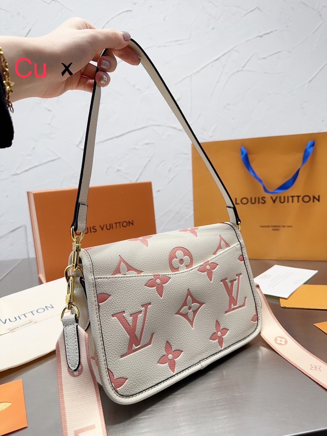 LV DIANE Monogram Canvas - Handbags ดีไซน์น่ารักน่าใช้มากๆ มีสายมาให้ถึง 2 แบบ สายหนังคล้องไหล่ได้ และสายสปอร์ตครอสบอดี้ได้ ปรับเปลี่ยนใช้ตามลุคแต่ละวันได้เลย