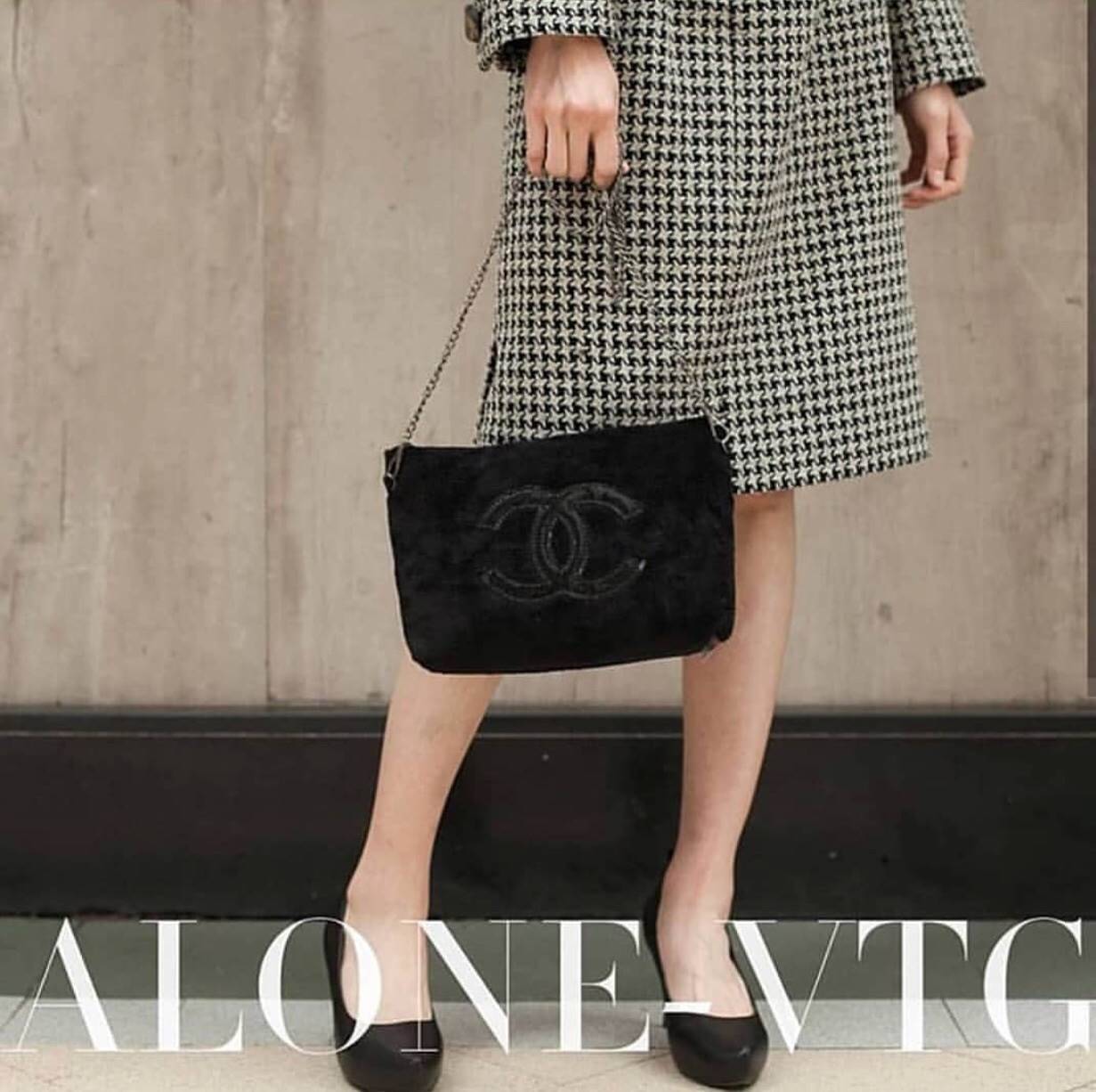 Chanel Precision Velour Crossbody Bag กระเป๋าสีดำแบรนด์ Chanelทำจากขนเฟอร์สีดำ น้ำหนักเบา ปากกระเป๋ามีซิปรูดปิด สายโซ่ ถอดออกได้ค่ะ จะสะพายไหล่ สะพายข้างหรือถือเป็น cluth ก็สวยหรูดูแพง มากับราคาสุดคุ้ม