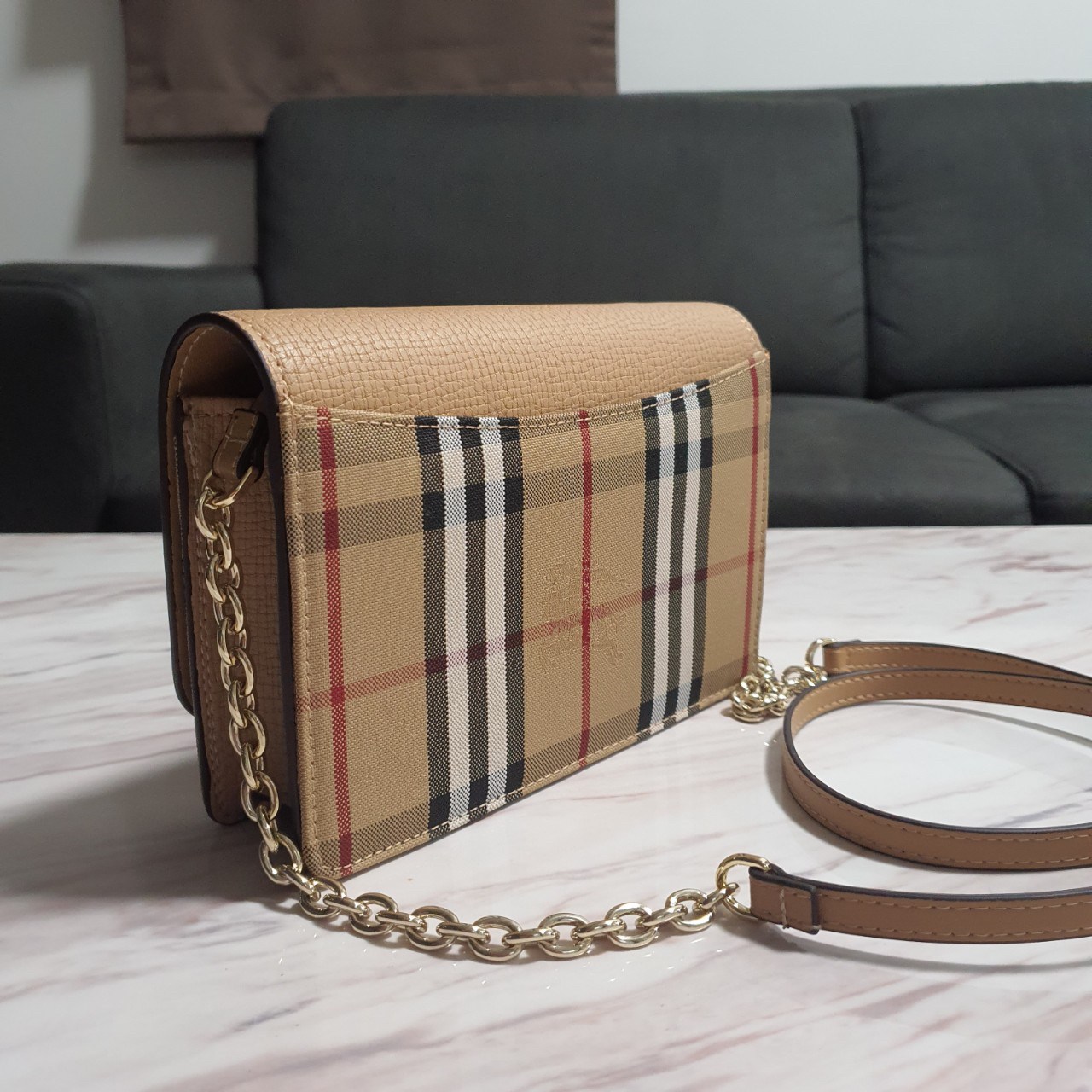 พรีเมี่ยมกิ๊ฟแท้ 100% 】BURBERRY CROSSBODY BAG กระเป๋าสะพายพรีเมี่ยมกิ๊ฟรุ่นใหม่ล่าสุด Limited จาก BURBERRY Perfume DutyFree ตัวกระเป๋าอยู่ทรงสวย วัสดุทำจากหนังสลับผ้าลายแบรนด์