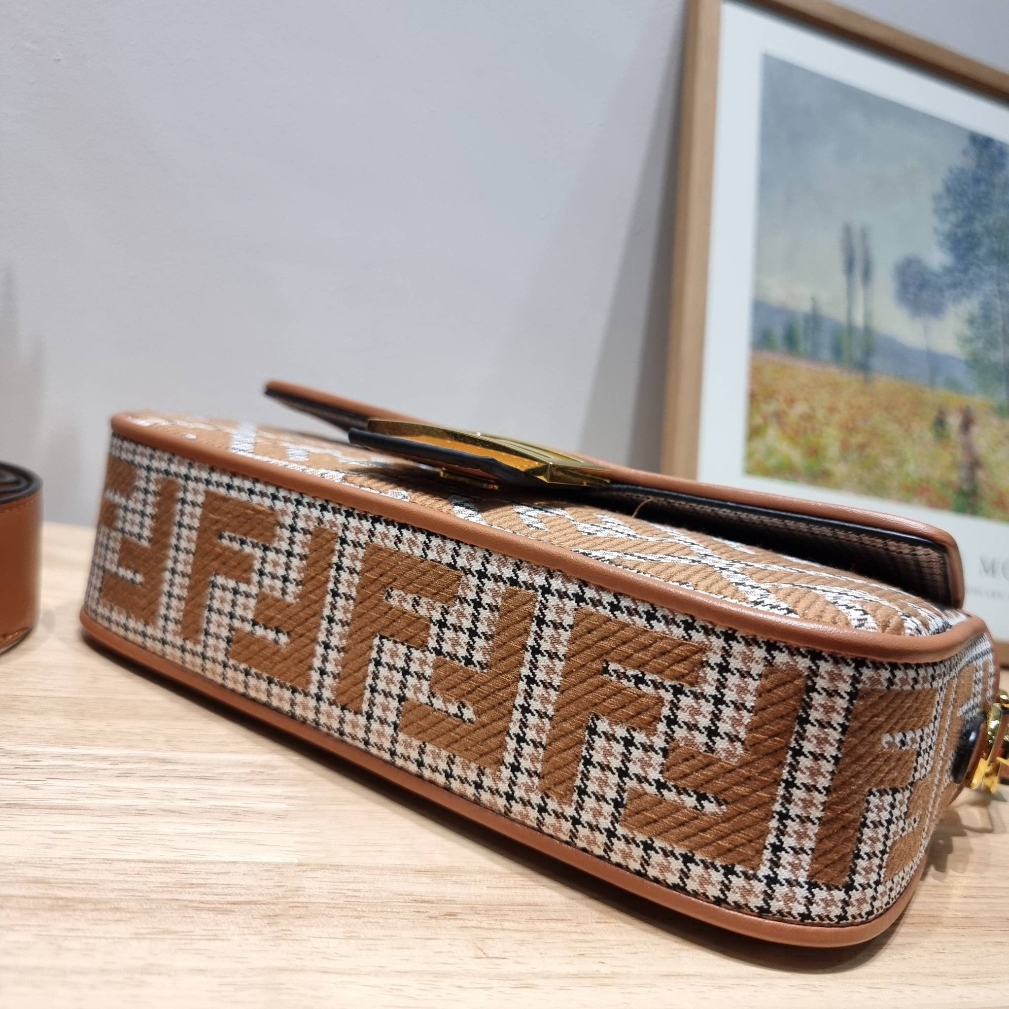 FENDI BAGUETTE MONOGRAM PRINT SHOULDER BAG / FENDI Baguette Brown houndstooth wool bag with FF embroidery อีกหนึ่งรุ่นใหม่ ปังไม่ไหวจ้าแม่!! กระเป๋าสะพายทรงแบคเกตต์ ดีไซน์ลวดลายรอบใบ มี texture โดดเด่นน่าใช้ ดูหรูและคลาสสิค