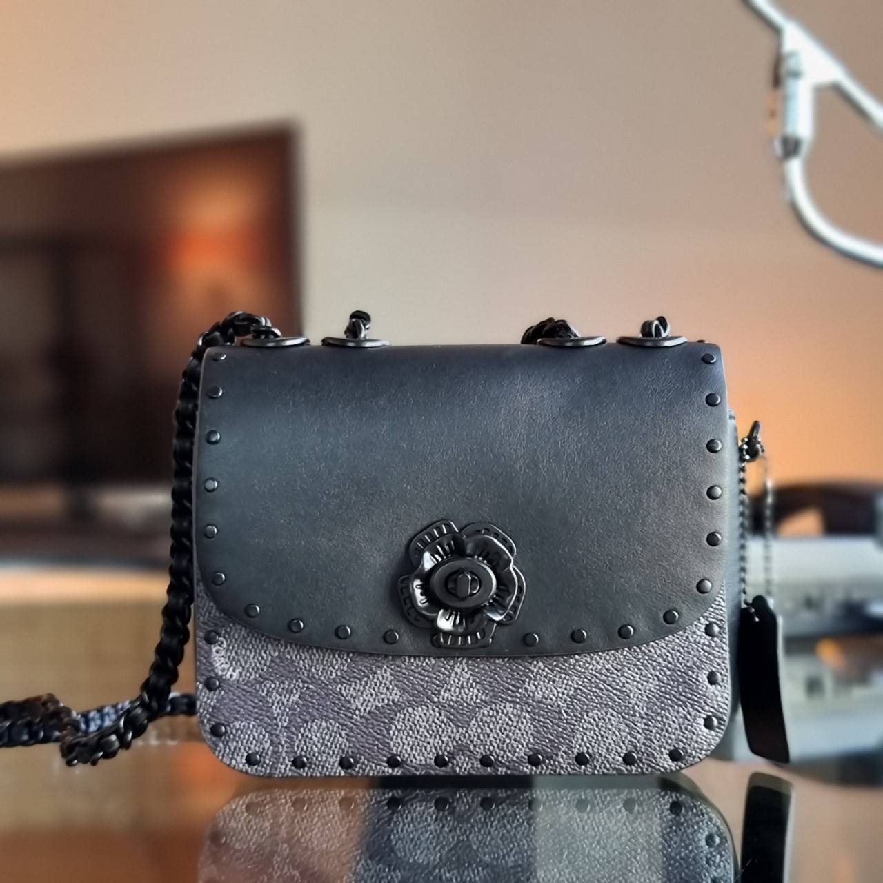 COACH C2462 MADISON SHOULDER BAG 16 IN SIGNATURE CANVAS WITH RIVETS (B4NQ4) กระเป๋าสะพายข้าง ไซส์กะทัดรัด พกพาง่าย น้ำหนักเบา ดีไซน์สวย โดดเด่นด้วยตัวล็อครูปดอกไม้ สีสันตกแต่งตัดกันกับลายซีอย่างลงตัว วัสดุหนังแคนวาสเคลือบลาย ภายในแบ่งสัดส่วนให้อย่างดี มาพ