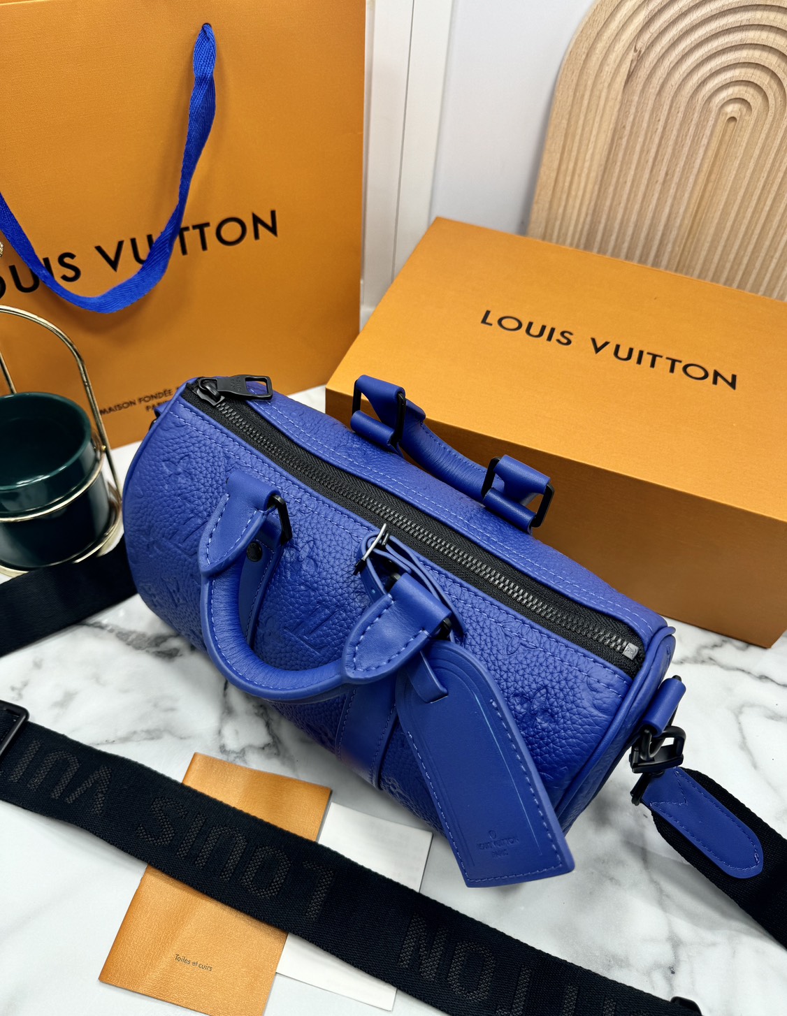 TOP ORI หนังแท้ | LV Keepall Bandoulière 25 กระเป๋าสะพายทรงหมอนสุดไอคอนิก หนังแท้ Taurillon ลายเกรน ฉลุลายโมโนแกรมสวยหรูคลาสสิก โทนสีหรูหราเข้ากันอย่างลงตัว