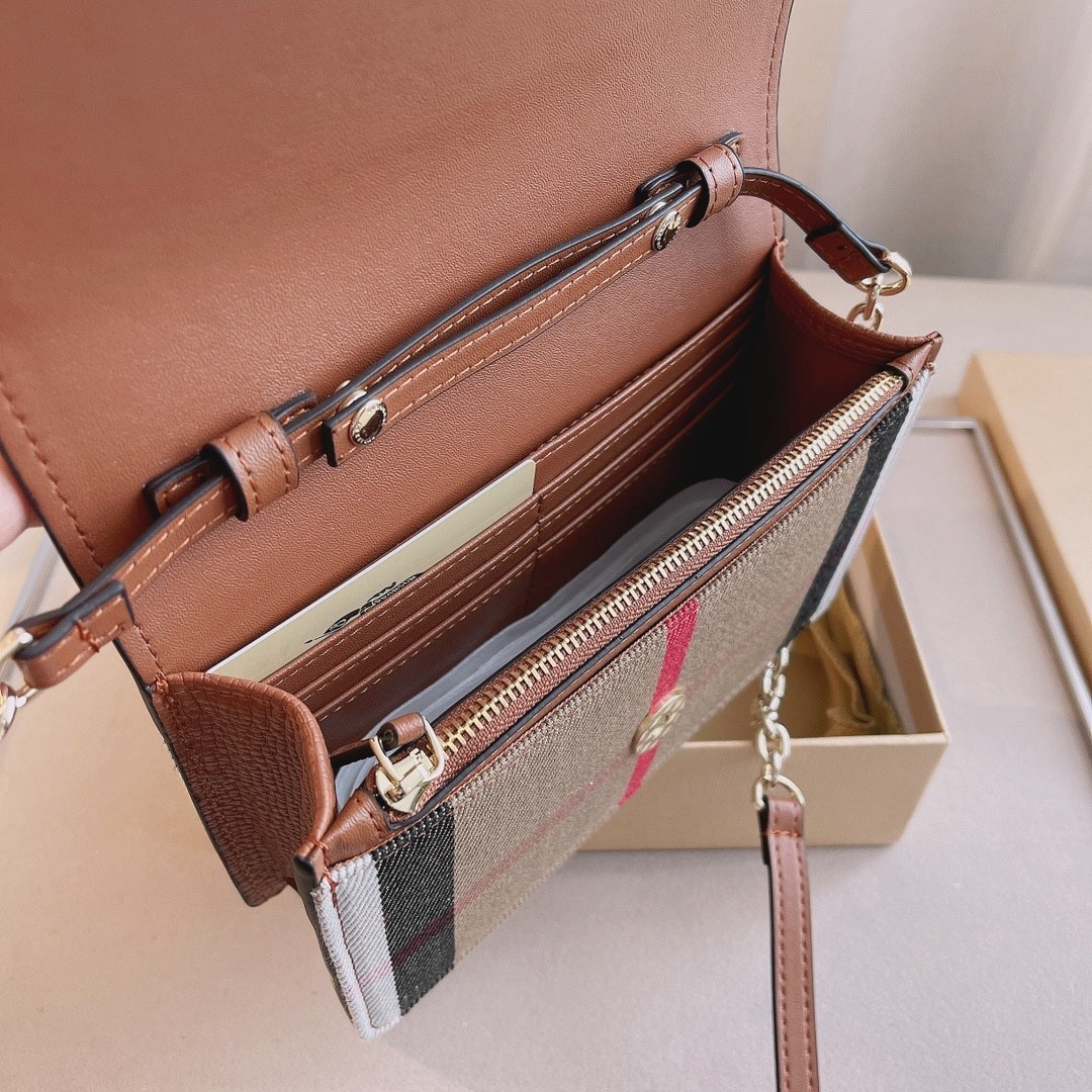 พรีเมี่ยมกิ๊ฟแท้ 💯% 】BURBERRY CROSSBODY BAG กระเป๋าสะพายพรีเมี่ยมกิ๊ฟรุ่นใหม่ล่าสุด Limited จาก BURBERRY Perfume DutyFree ตัวกระเป๋าอยู่ทรงสวย วัสดุทำจากหนังสลับผ้าลายแบรนด์ เปิดปิดด้วยกระดุมแม่เหล็ก **ฝาทรงเหลี่ยม