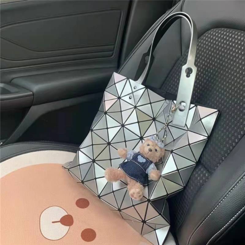 Baobao Issey Miyake 6x6 กระเป๋า Tote รุ่นนี้ถือว่าเป็นกระเป๋า Tote ไซส์กลางที่เหมาะกับการพกพาสิ่งของที่จำเป็นในทุก ๆ วัน มาพร้อมสายที่สามารถปรับได้ทั้งสองสาย และมีช่องใส่ของช่องเล็กด้านใน 1 ช่อง จุของได้เยอะแถมยังทนทาน ใช้เป็น Everyday Bag ได้เลยคะ พกพาสะ