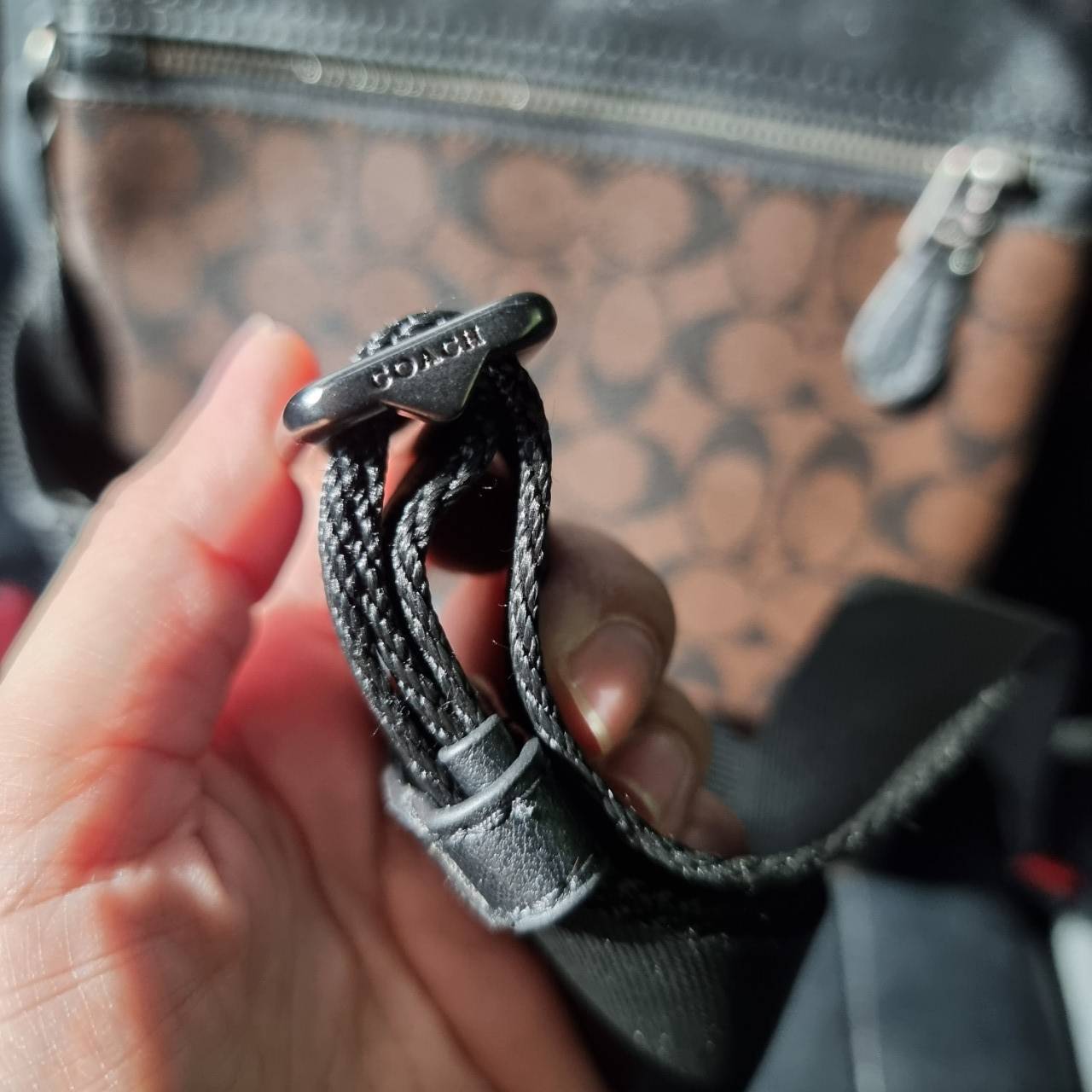 COACH F73336 HOUSTON FLIGHT BAG IN SIGNATURE CANVAS รุ่นนี้หนุ่มๆเค้ารู้กัน!! ขายดีตลอดกาล!! คลาสสิคไม่มีใครเกิน!! กระเป๋าสะพายข้างทรงแมสเซ็นเจอร์ยอดฮิต ทรงสวย ดูดี วัสดุหนังแคนวาสเคลือบลายสลับหนังแท้ เปิด-ปิดด้วยซิป ด้านหน้าและหลังสามารถใส่ของได้ ภายในแบ