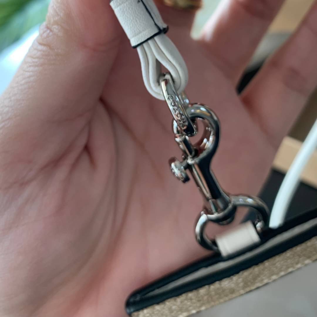 COACH F63274 ID LANYARD IN SIGNATURE COATED CANVAS กระเป๋าใส่บัตรคล้องคอ ลาย C ทั้งใบ ด้านหน้าตกแต่งชื่อแบรนด์ สวยมากกก ใส่บัตรพนักงาน และบัตรต่างๆ มาพร้อมสายคล้องคอ สายถอดออกได้ ตัวกระเป๋ามี 3 ช่องค่ะ