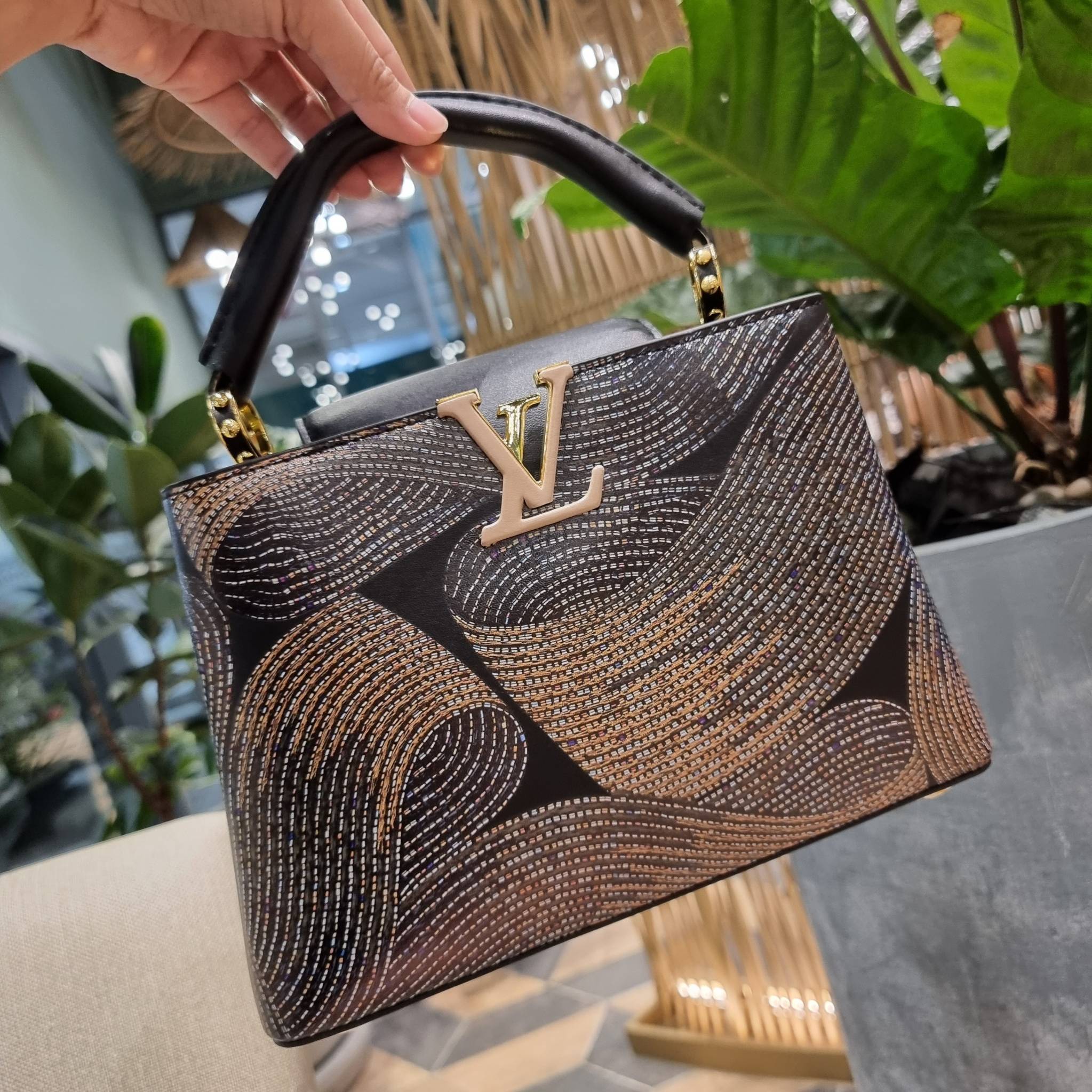 LV capucines top handle วีไอพีพรีเมี่ยมกิ๊ฟจากเคาน์เตอร์ ที่สุดของความสวยในราคาเบาๆ กระเป๋าถือสุดหรู ดีไซน์ทรงคลาสสิค พร้อมลวดลายหรูหรา มาพร้อมหูจับในตัว ด้วยรูปทรงวินเทจและวัสดุหนังแท้ ขับผิว ทำให้ไอเท็มนี้สะกดทุกสายตาจริงๆ และยังมีลูกเล่นที่ฝาปิดกระเป๋า