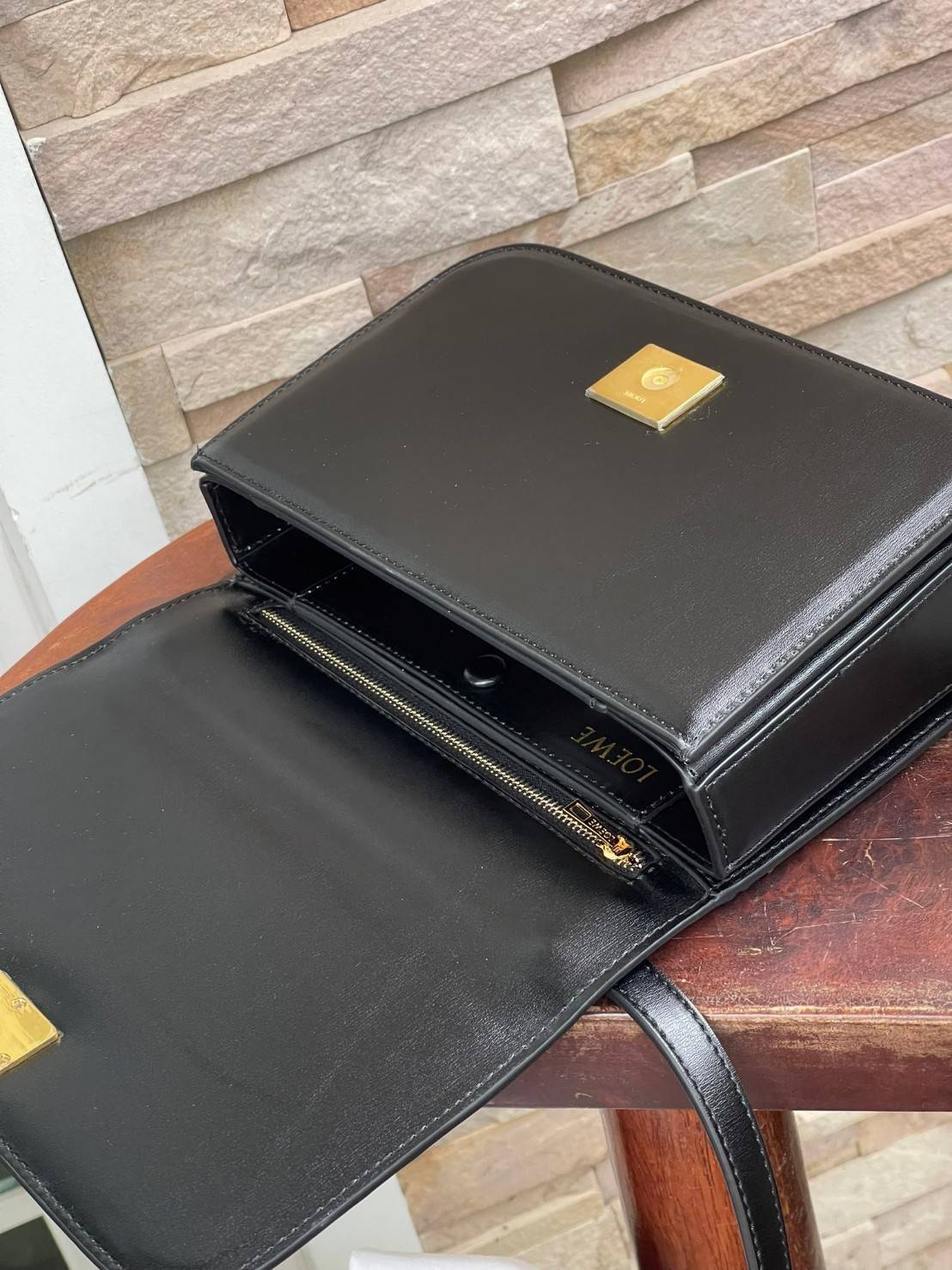 Medium : LOEWE Goya anagram leather shoulder bag กระเป๋าทรง GOYA รูปทรงกล่องอันคลาสสิกที่มาพร้อมรายละเอียดอันน่าค้นหา พร้อมด้วยโครงสร้างที่เปี่ยมไปด้วยสเน่ห์น่าค้นหา มีช่องใส่ของขนาดกว้างและเป็นทรงทำให้การจัดการสิ่งของต่างๆ ของสาวๆ นั้นง่ายดายมากยิ่งขึ้น 