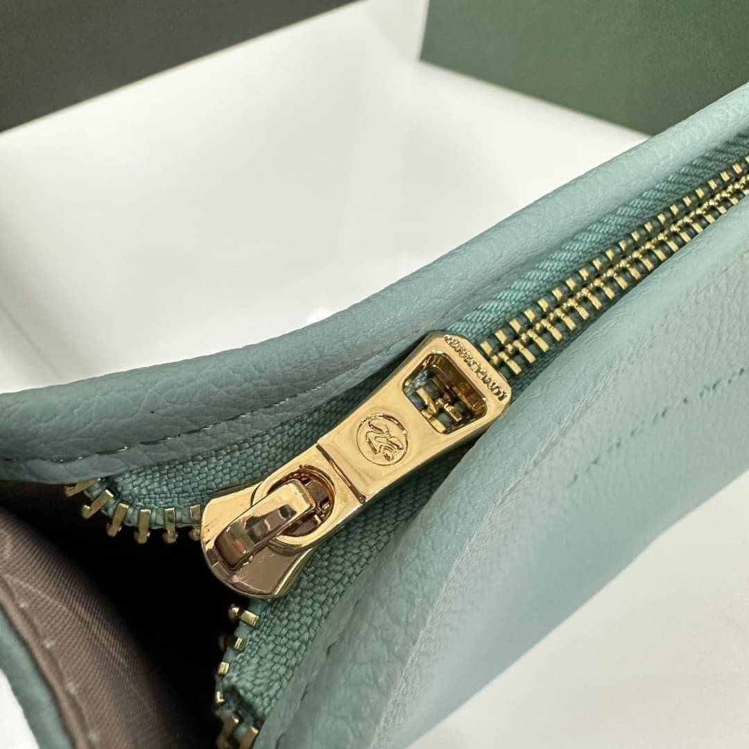 LONGCHAMP LE FOULONNÉ CROSSBODY BAG กระเป๋าสะพายที่เรียบง่ายและดูดี การออกแบบที่คล่องตัวของรุ่นนี้เหมาะอย่างยิ่งสำหรับผู้หญิงที่มีบุคลิกที่ต้องการกระเป๋าสไตล์แบบเรียบง่าย