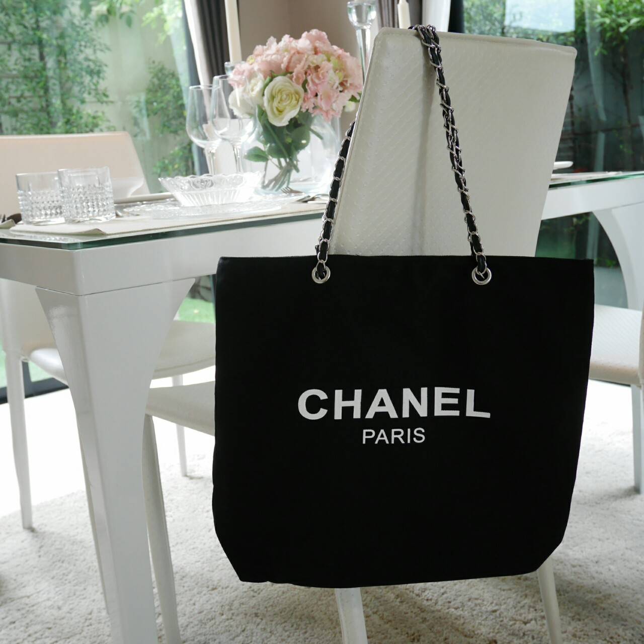 New Arrival!! พร้อมส่งที่ไทย ตามคำเรียกร้อง CHANEL VIP CANVAS TOTE BEAUTY GIFT TOTE CANVAS SILVER HARDWARE CHAIN STRAPS วัสดุทำจาก #ผ้าแคนวาสหนา บุด้วยผ้าซับอีกชั้น ด้านหน้ามีโลโก้แบรนด์ ตรงอะไหล่ปั้มแบรนด์ทุกจุด ตัวสายทำจากโซ่ เรียบ หรู ดูดี ใส่ของได้เยอ