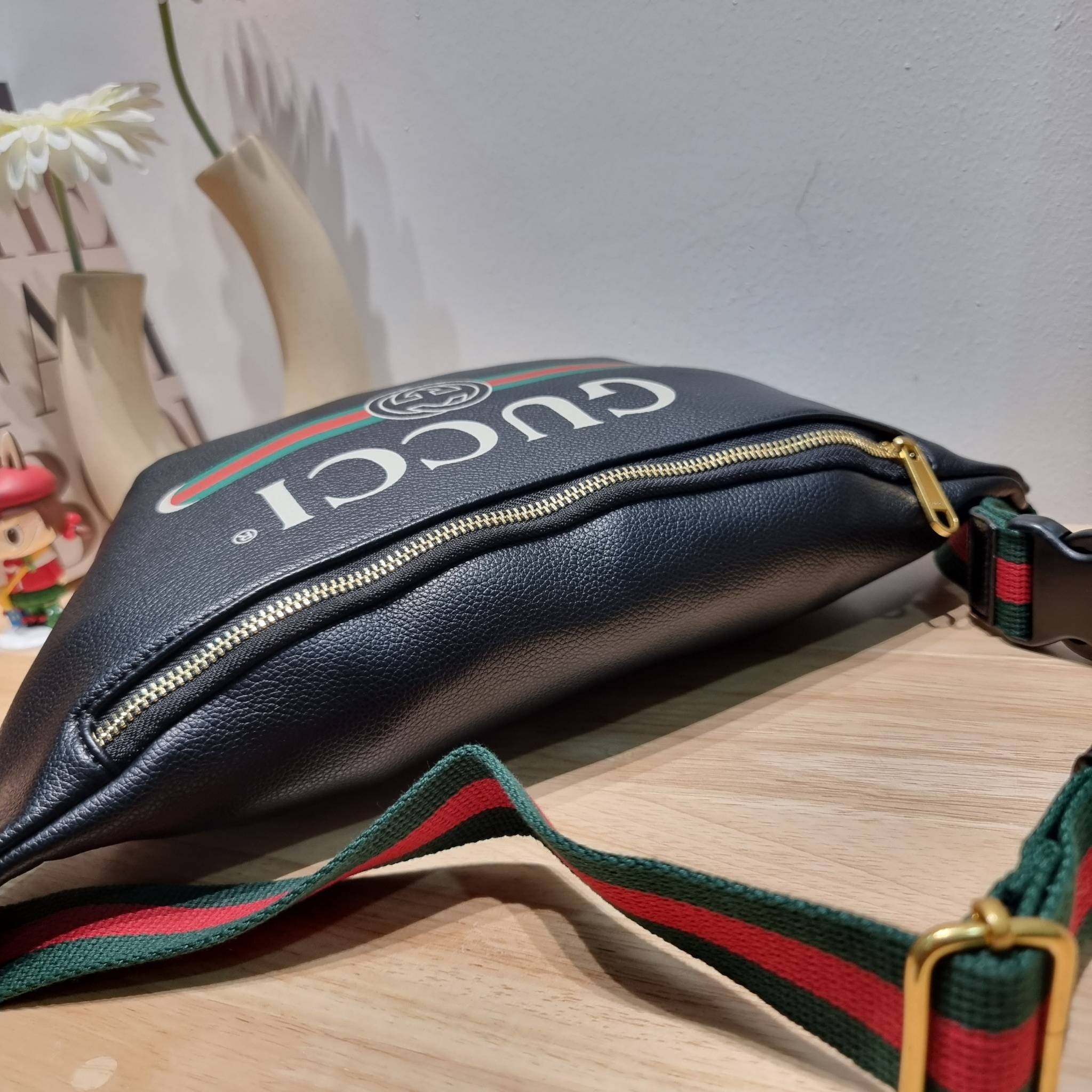 GUCCI Print Logo Belt Bag / GG LEATHER BELT BAG ไอเท็มยอดฮิต ขึ้นแท่น best seller กับกระเป๋าคาดอก ไซส์ใหญ่จุได้คุ้มค่า รูปทรงคลาสสิค พกพาง่าย ดีไซน์ลวดลายเอกลักษณ์ที่เป็นกิมมิค สายสะพายปรับได้ตามชอบ