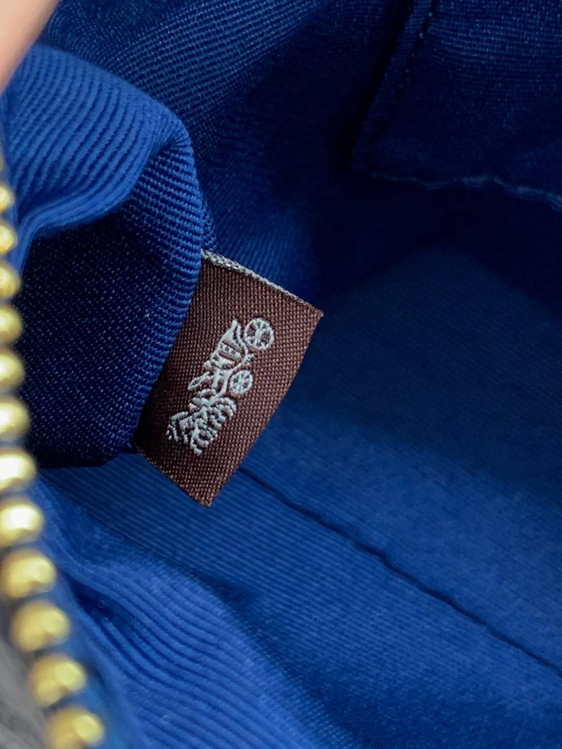 COACH POUCH HORSE AND CARRIAGE PRINT ((36674)) รุ่นแนะนำ ได้ไปไม่ผิดหวังแน่นอนค่ะ! กระเป๋าหิ้ว//สะพายไหล่//สะพายข้างได้ วัสดุ pvc นิ่มอย่างดี ลายรถม้าทั้งใบ สวยงามค่ะ เปิดปิดกระเป๋าแบบซิป ภายในสามารถใส่กระเป๋าเงินใบยาวได้;ของจำเป็นได้ครบค่ะ มีช่องเล็กให้ใ