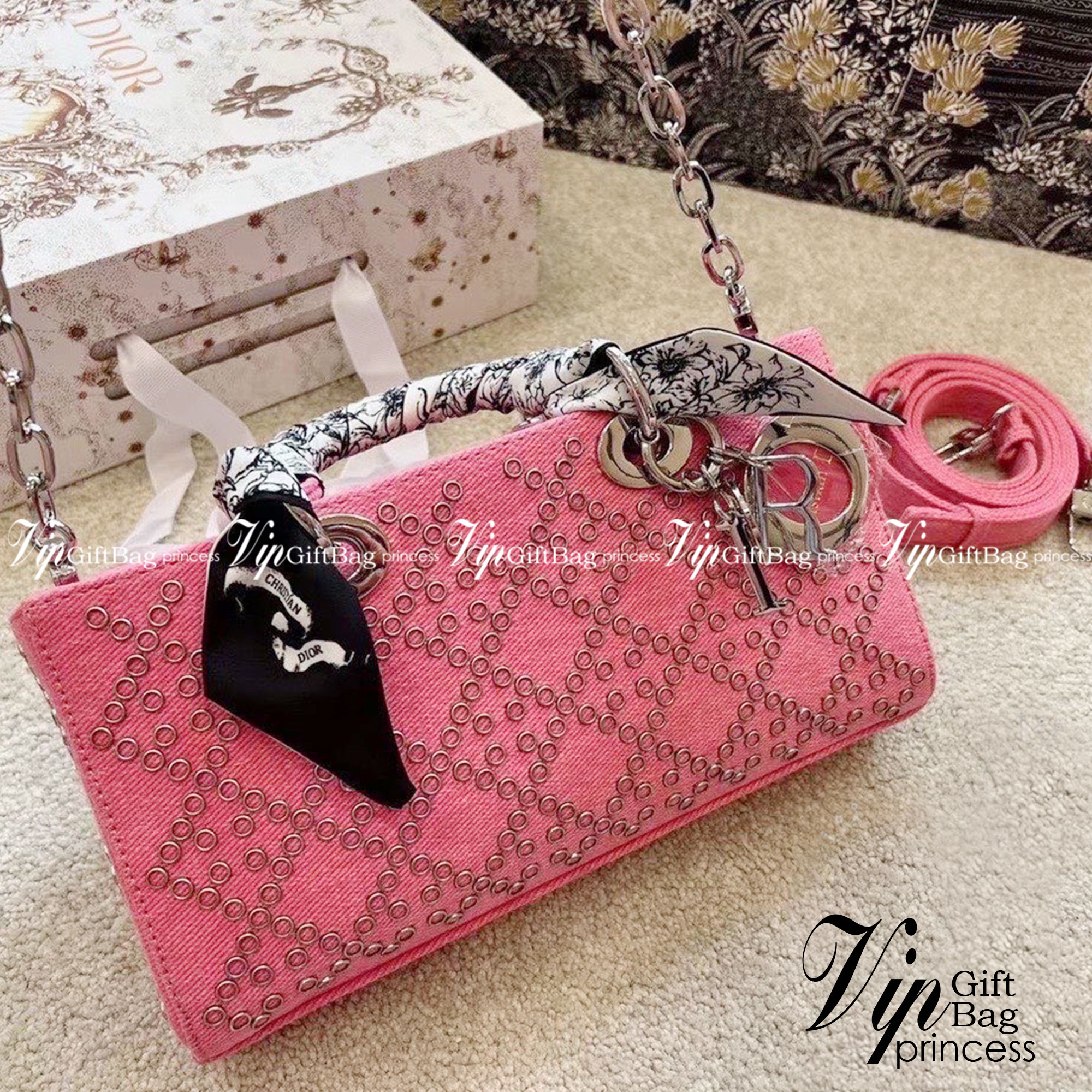 DIOR D-Joy Bag Cannage Denim / Dior Lady Bag กระเป๋าสะพายดิออร์ใบนี้คือราชนิกุลมากแม่ความเลดี้ดิออร์ที่เกินต้าน งานชนช้อปปังสุด ถือสลับแท้ไม่โป๊ะแน่นอน ราคาเบาสุด ภาพถ่ายจากงานจริง สวยเหมือนในรูป พร้อมส่งที่ไทย