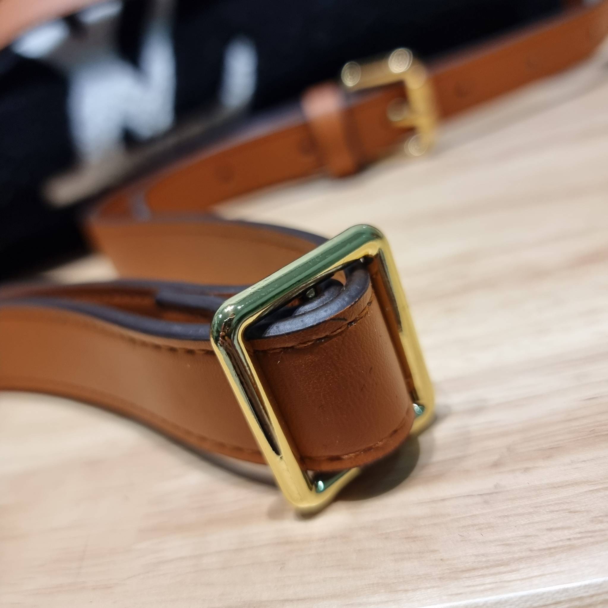 LV BUM BAG MONOGRAM TEDDY FLEECE / LV Teddy Limited Edition Bumbag ไอเท็มที่ต้องมี กับกระเป๋าคาดอก ดีไซน์เอกลักษณ์ โดดเด่นด้วยจัมโบ้ฟ้อนท์สีตัดกับตัวกระเป๋า เปิด-ปิดด้วยซิป ภายในเป็นช่องโล่ง โดยตัวกระเป๋าจะมีหูจับในตัว และสายสะพายที่สามารถปรับได้ตามตัว รุ