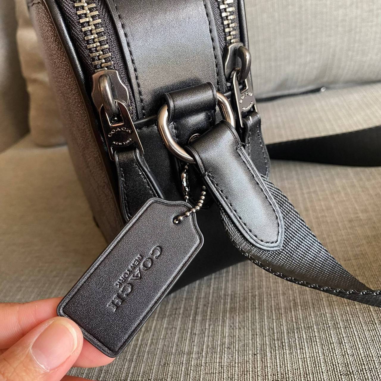 CHARTER CROSSBODY 24 IN SIGNATURE CANVAS (COACH C5341) 😎😎 กระเป๋าสะพายข้าง ไอเท็มยอดฮิตทรงหล่อ เรียบหรู ดูดี เป็นรุ่นที่หนุ่มตามหากันเยอะมาก วัสดุหนังแคนวาสสลับหนังแท้ เปิด-ปิดด้วยซิป 2 ช่อง มีช่องแยกใส่ของเป็นสัดส่วน สะพายไปเที่ยวหรือทำงา