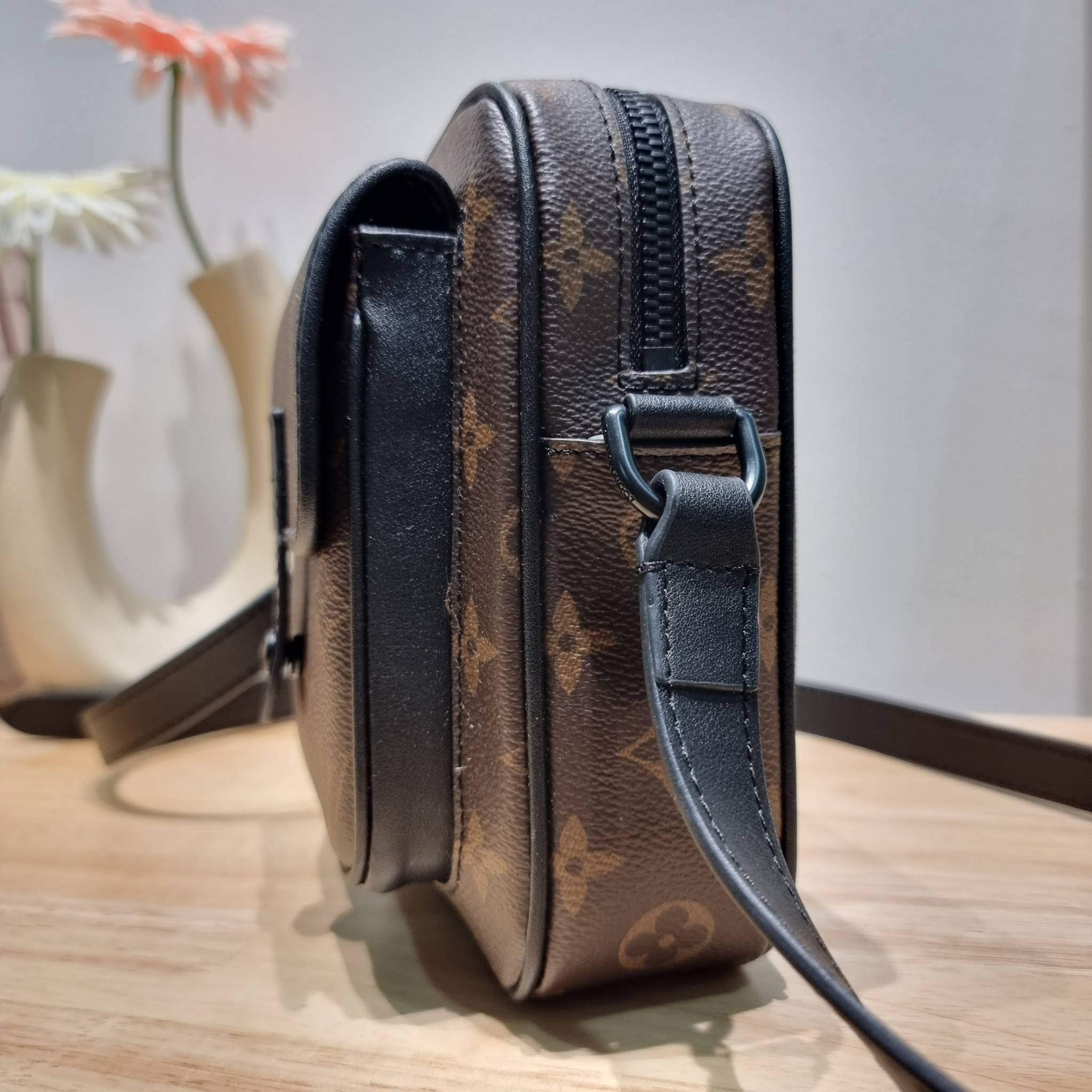 LV CHRISTOPHER กระเป๋าสะพายรูปทรงสปอร์ตสุดชิค LV crossbody wallet bag ใหม่ล่าสุด ได้ชิคๆเท่ๆก่อนใคร ไม่ต้องรอพรีฯ กับกระเป๋าสะพายข้างสำหรับหนุ่มๆ งานหรู ราคาดี วัสดุหนังแคนวาสคุณภาพดี ดีไซน์กะทัดรัด คล่องตัวแบบทูอินวันไปเลย เพราะใช้แทนกระเป๋าสตางค์ก็ได้ ส