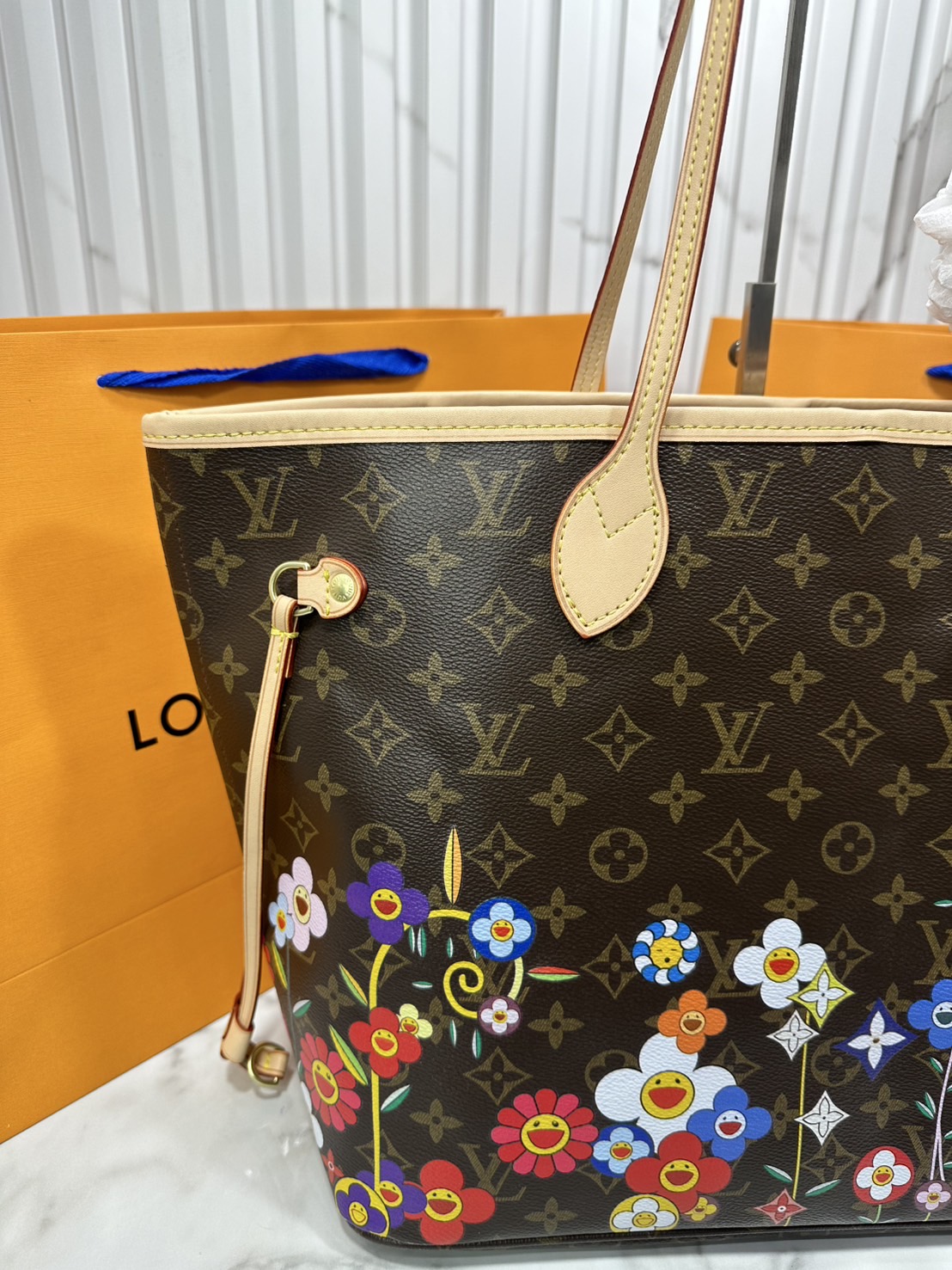 LV x TM Neverfull MM Monogram Flower กระเป๋าสะพายทรงโท้ท คอลเลกชันสุดพิเศษ สวยคลาสสิกมีชีวิตชีวาด้วยโมโนแกรมดอกไม้หลากสี ปรับดีไซน์ให้ดูสนุกสนาน รุ่นลิมิเต็ดผลิตตามเทศกาลมีจำกัด