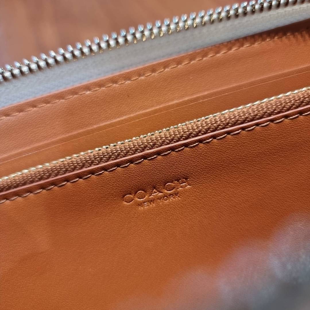 COACH ACCORDION ZIP WALLET IN SIGNATURE CANVAS WITH DAISY BUNDLE / MEADOW PRAIRIE / SPACED WILDFLOWER / DAISY BUNDLE PRINT C0033/F31778/69832 กระเป๋าสตางค์ใบยาว ลวดลายน่ารักน่าใช้มากๆ พื้นเป็นลายซีเอกลักษณ์ วัสดุหนังแคนวาสเคลือบลาย เปิด-ปิดด้วยซิปรอบ ใส่ม