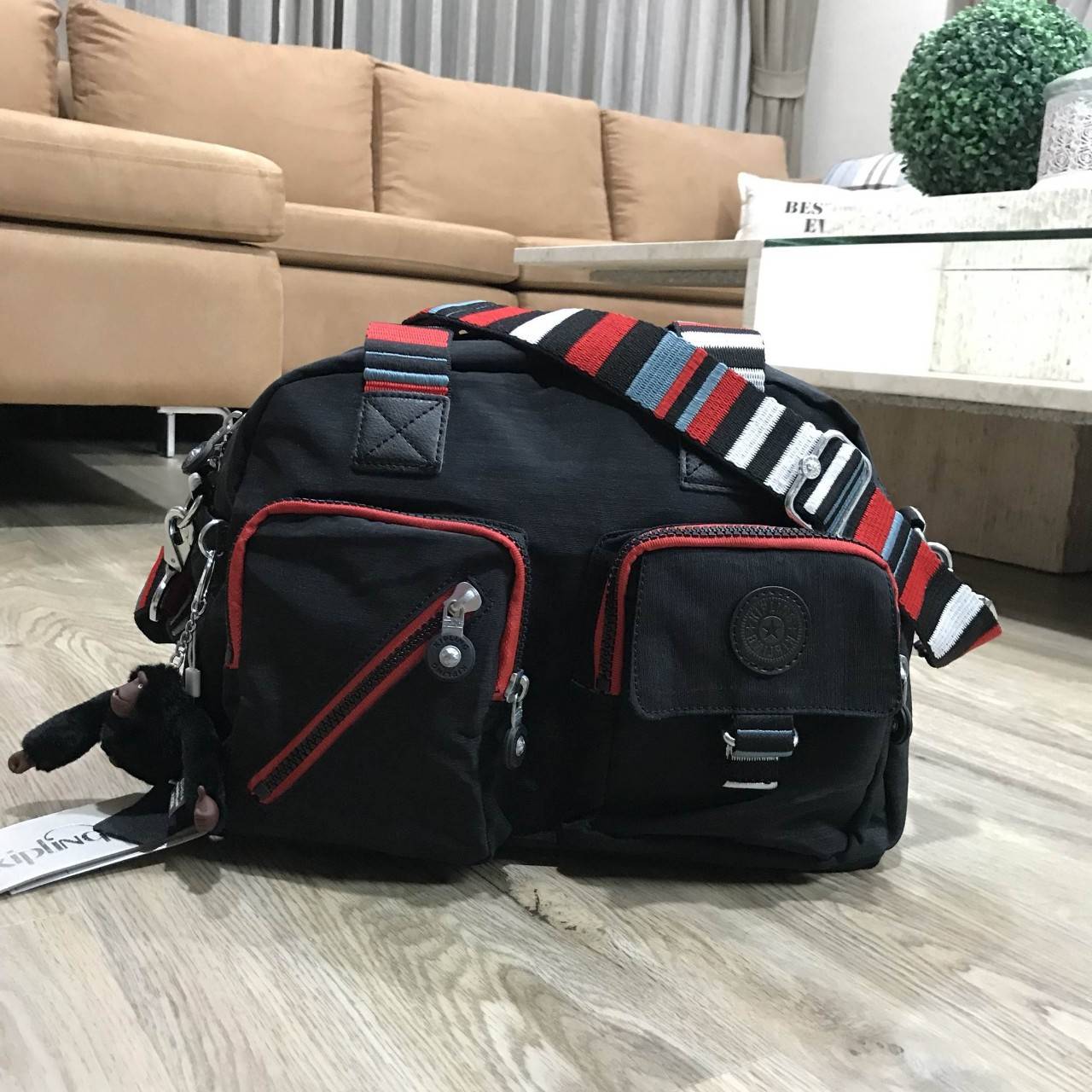 KIPLING NYLON CITY BAG กระเป๋าถือหรือสะพาย สไตล์ลำลอง วัสดุ Nylon+Polyester 100% น้ำหนักเบา มีหูหิ้วจับถนัดมือเ เละสายสะพายยาวปรับได้ มือจับหูหิ้วเป็นหนังปั๊มโลโก้ เปิดปิดด้วยซิปอมีช่องซิปใส่ของ ด้านหน้า และด้านหลังอเเยกเป็นสัดส่วน หัวซิปเเบรนด์ ภายใน กว้