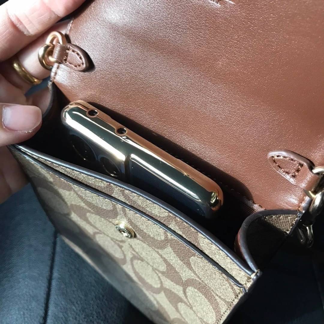 COACH RACHEL PHONE CROSSBODY IN SIGNATURE CANVAS พร้อมส่ง กระเป๋าสะพาย case phone ต้องมา ให้คุณพกพา gadget ล้ำไปได้ทุกที่ ใส่โทรศัพท์มือถือได้ทุกรุ่น ดีไซน์ใหญ่กว่าเดิม