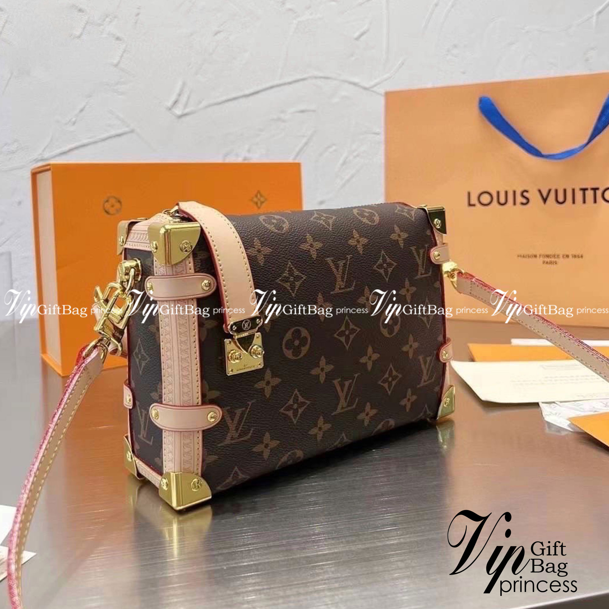 LV Side trunk pm / LV Soft Box Side Trunk Ladies Shoulder Messenger Bag กระเป๋าสะพายทรงกล่อง ที่สาวๆเรียกร้อง วัสดุหนังแคนวาส ดีไซน์ทุกอย่างได้ลงตัว หรูหรา อัพลุคได้ทุกสไตล์ ราคาสุดคุ้ม รุ่นนี้เป็น unisex ด้วยน้า ใช้ได้ทั้งหนุ่มๆและสาวๆไปเลย