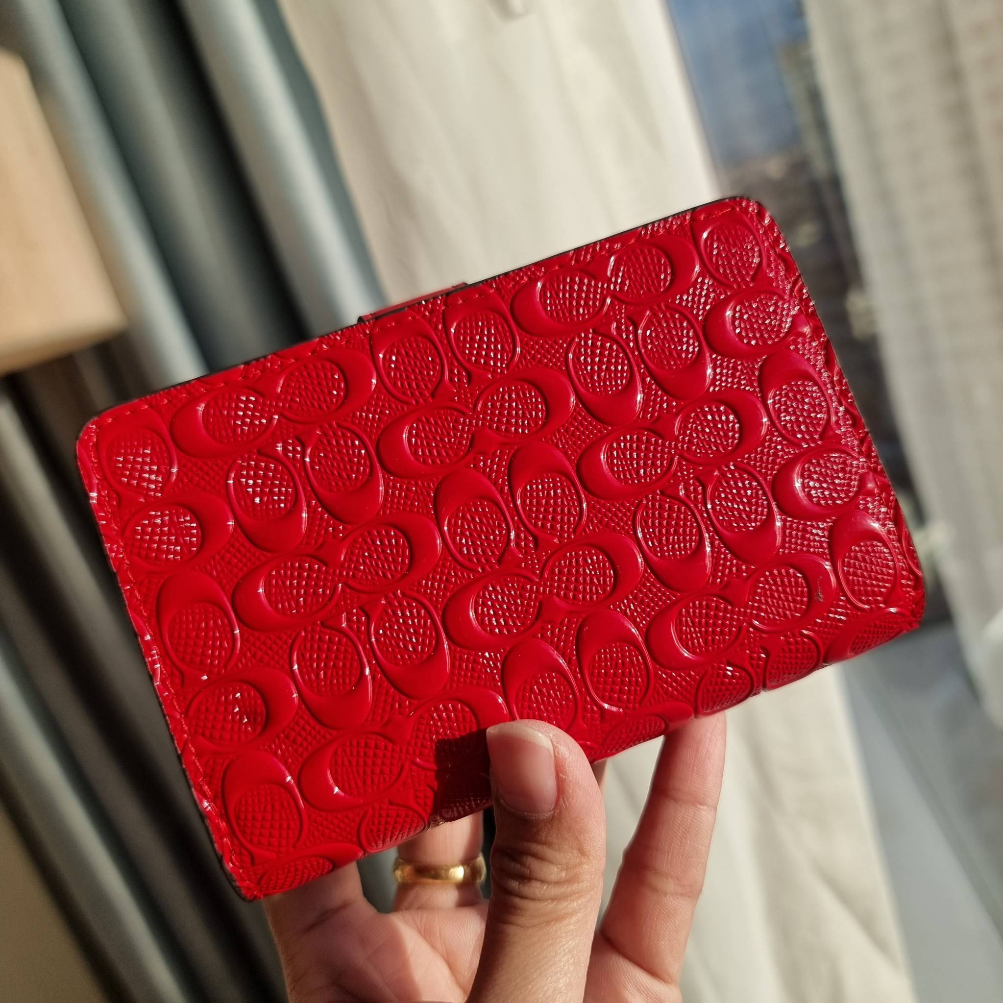 OUTLET 】COACH F25937 MEDIUM CORNER ZIP WALLET กระเป๋าสตางค์ใบกลาง 🔥 รุ่นหนังแก้วสุดฮอต!! สวยหรู ขนาดกำลังเหมาะมือ ดูดีดูแพงทุกสี มีช่องใส่บัตรและธนบัตรครบ และมีช่องแยกสำหรับใส่เหรียญ มาให้ครบเซ็ท พร้อมเสิร์ฟความสวยให้ถึงบ้านไปเลยจ้า