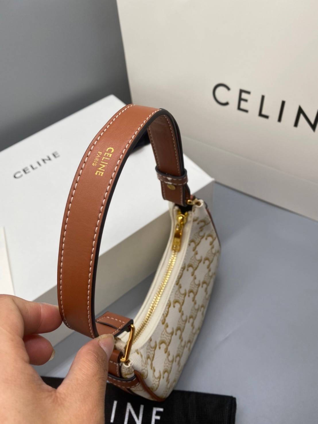 CELINE MINI SHOULDER BAG Celine Vintage Classic MINI Ava bag กระเป๋าสะพายไหล่ใบเล็กน่ารักมากก ขนาดใหม่ น้องน่ารักมากก คาเฟ่จ๋าาาา น้องมาล๊าววว วัสดุ TRIOMPHE CANVAS ดีไซน์สวยหรูฮิตสุดในเกาหลี! หนังสวยอยู่ทรงกันน้ำ เปิดปิดด้วยซิปแบรนด์สีทอง สายสะพายหนังปรั