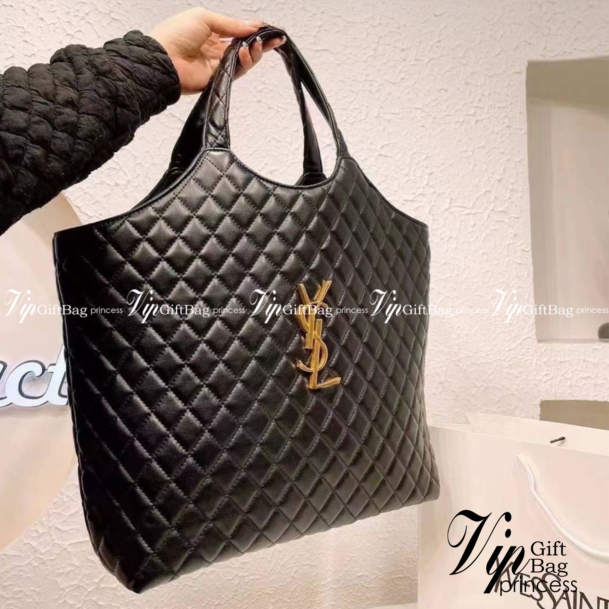 YSL icare maxi shopping bag in quilted lambskin / YSL tote bag กระเป๋าไซส์ใหญ่ หนังบุนิ่มเย็บลายตาข่าย (Quilted Bag) ดีไซน์คล้ายตะกร้าช็อปปิ้ง โฉบเฉี่ยวกว่าหลายระดับด้วยการประดับฮาร์ดแวร์ทองเหลืองในตัวอักษร YSL บนหนังสีดำสร้างความสะดุดตา มอบสไตล์เรียบง่าย