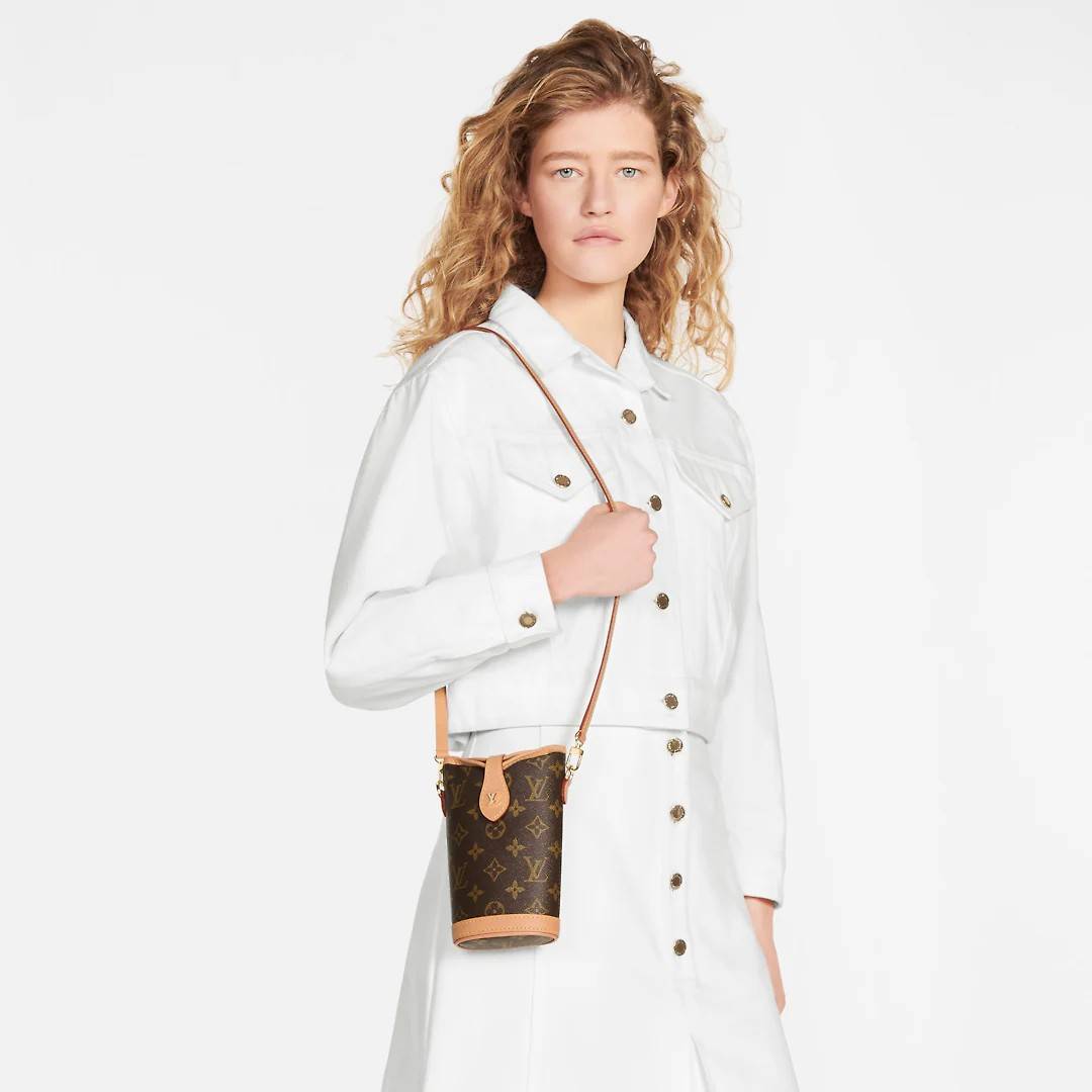 LV FOLD POUCH กระเป๋าสะพายไซส์มินิ น่ารักน่าใช้ มีความกะทัดรัด ไม่เกะกะ แต่สามารถใส่ของจำเป็นได้ ใส่โทรศัพท์ กระเป๋าสตางค์ใบเล็กได้ รูปทรงสวย วัสดุหนังแคนวาส ปากกระเป๋ามีกระดุมแม่เหล็กคาด ใช้งานได้สะดวกยิ่งขึ้น ภายในเป็นช่องโล่ง มาพร้อมสายครอสถอดออกได้ ปร