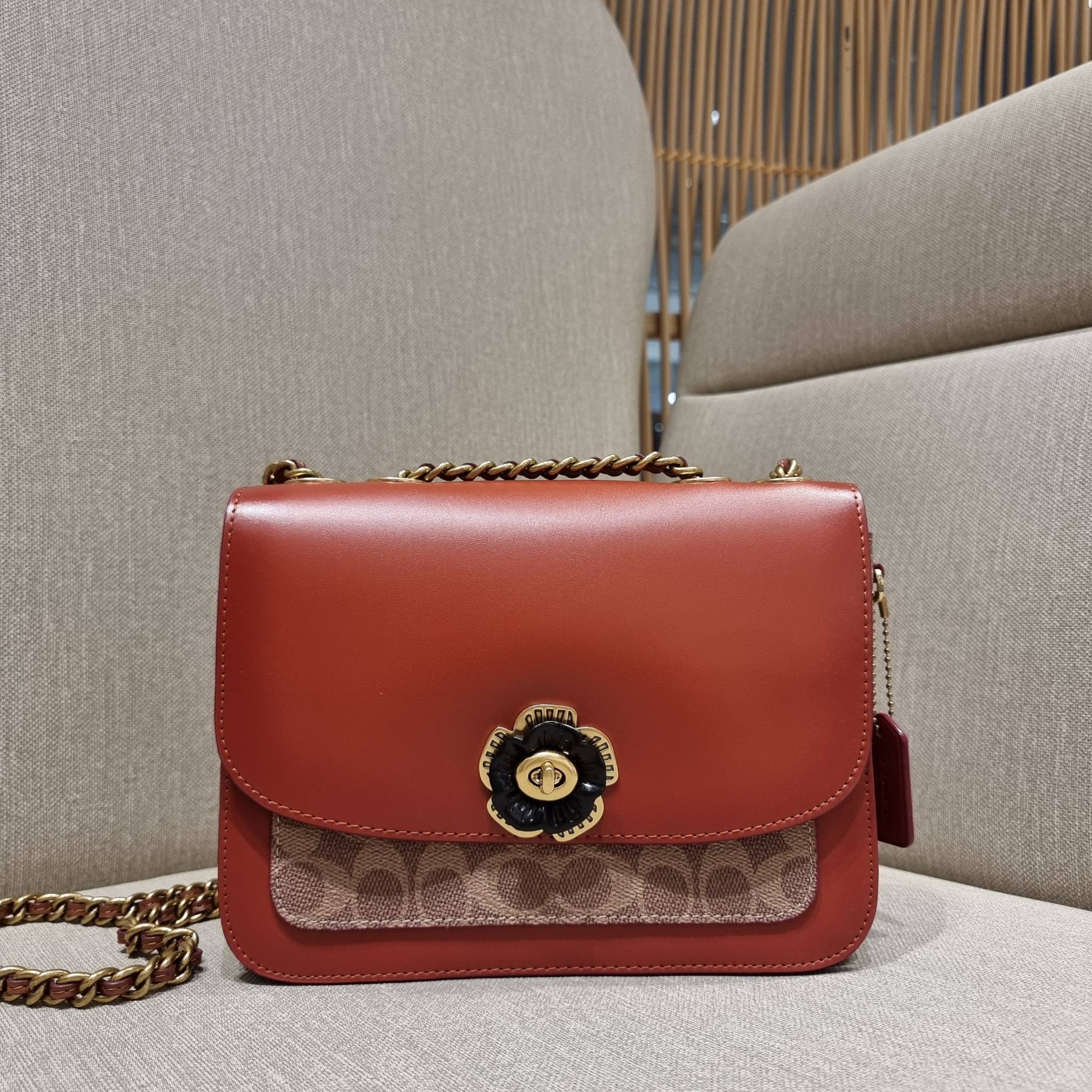 COACH C0827 MADISON SHOULDER BAG IN SIGNATURE CANVAS กระเป๋าสะพายข้าง รุ่นยอดฮิต ไซส์ใหญ่จุใจ ดีไซน์สวย โดดเด่นด้วยตัวล็อครูปดอกไม้ ตกแต่งตัดกันกับลายซีอย่างลงตัว วัสดุหนังแท้สลับหนังแคนวาสเคลือบลาย ภายในแบ่งสัดส่วนให้อย่างดี มาพร้อมสายสะพายในตัว ปรับใช้ไ