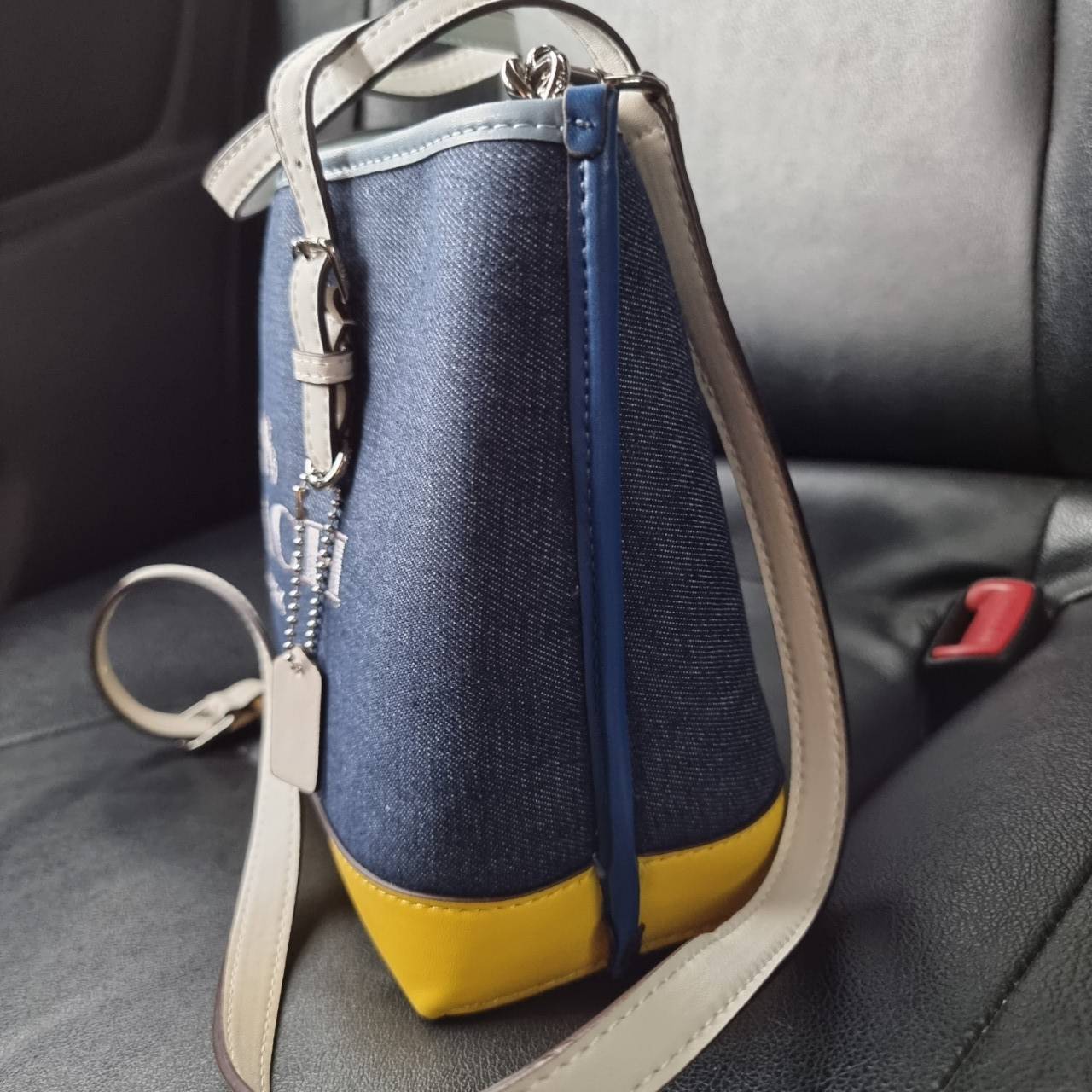 COACH C4085 MOLLIE TOTE 25 IN COLORBLOCK กระเป๋าทรงโท้ทยอดฮิต ขนาดมินิไซส์ ดีไซน์สวยคมทุกรุ่น!! ตกแต่งซิกเนเจอร์ถักทออยู่บนผ้าแคนวาส ดูโดดเด่น ภายในเป็นช่องโล่ง มีช่องซิปกลางใส่ของได้ ขนาดกำลังดีแบบใส่ของได้ครบครัน มาพร้อมสายสะพายข้าง หรือจะถือคล้องแขนเก๋