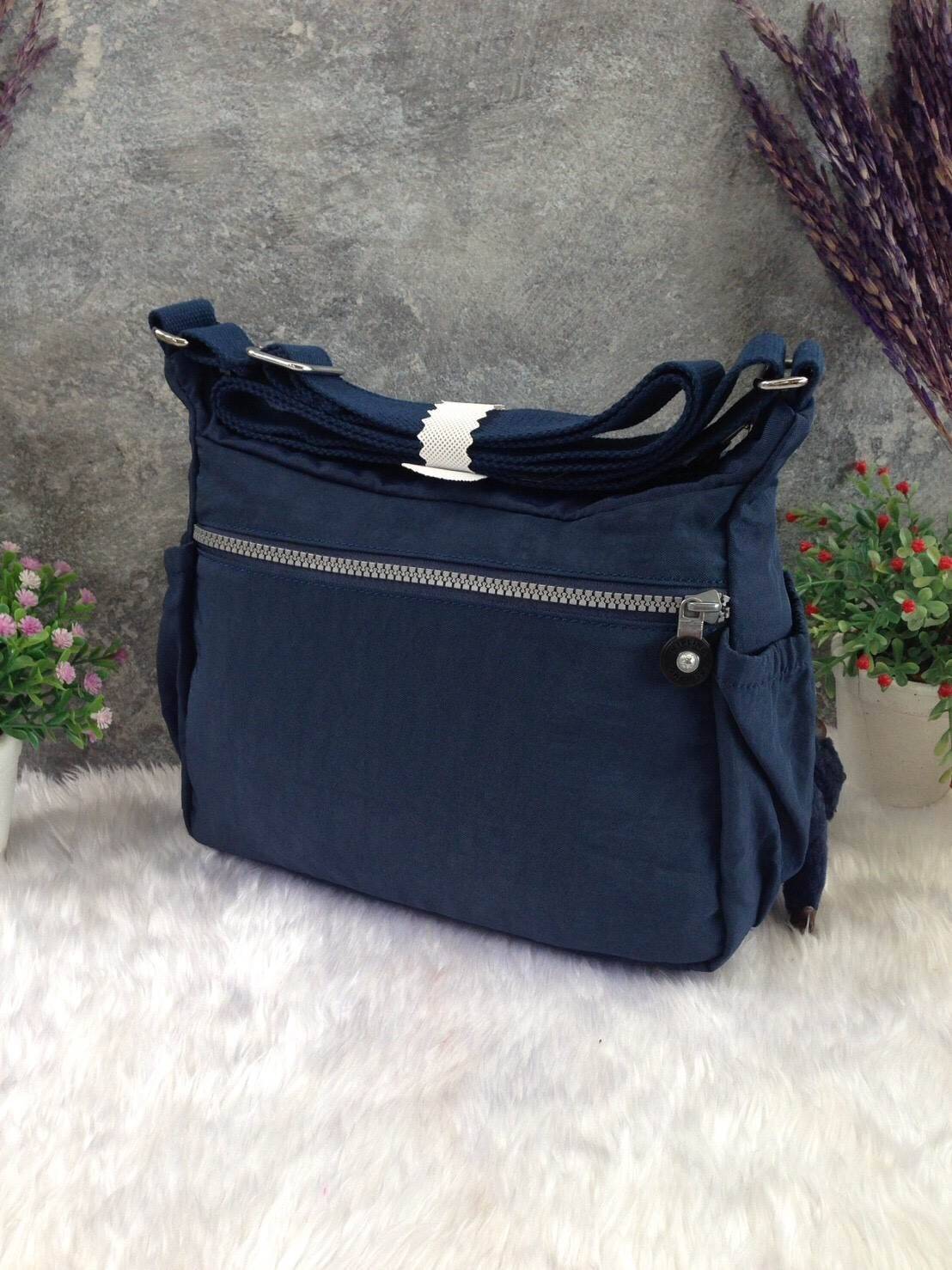 KIPLING Shoulder Bag (K25511) Outlet Hongkong กระเป๋าสะพาย วัสดุ nylon คุณภาพดี กันน้ำ ตามแบบฉบับแบรนด์ แบ่งเป็นช่องซิป 5 ช่อง สามารถใส่ไอแพด กระเป๋าสตางค์ใบยาว และมือถือได้ทุกรุ่นค่ะ จุคุ้มมากๆ น้ำหนักเบา สายสะพายปรับได้ จะสะพายไหล่ หรือ crossbody ได้สบา