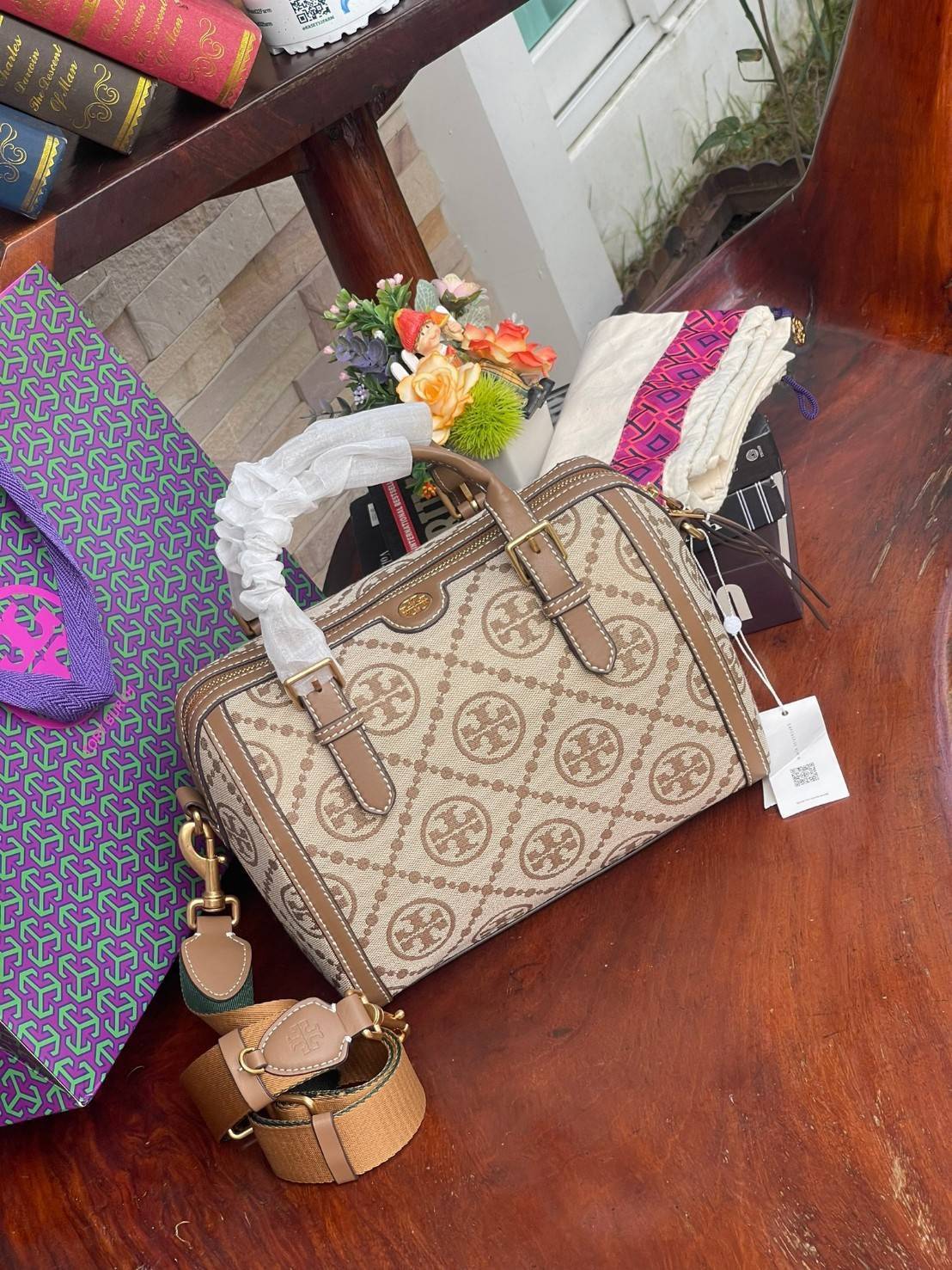 Large: Tory burch T Monograme Jacquaed Duffle เป็นทรงกระเป๋าที่มีความฮอตฮิตตลอดกาล ด้วยรูปทรงคลาสสิคและเหมาะใช้งานเข้ากับทุกสถานการณ์ ไม่ว่าจะเป็นกระเป๋าสะพายไหล่ เพิ่มความคล่องตัวและเข้าได้กับทุกลุค ไม่ว่าจะเป็นวันสบายๆ หรือวันที่ต้องออกไปทำกิจกรรมลุยๆ ห