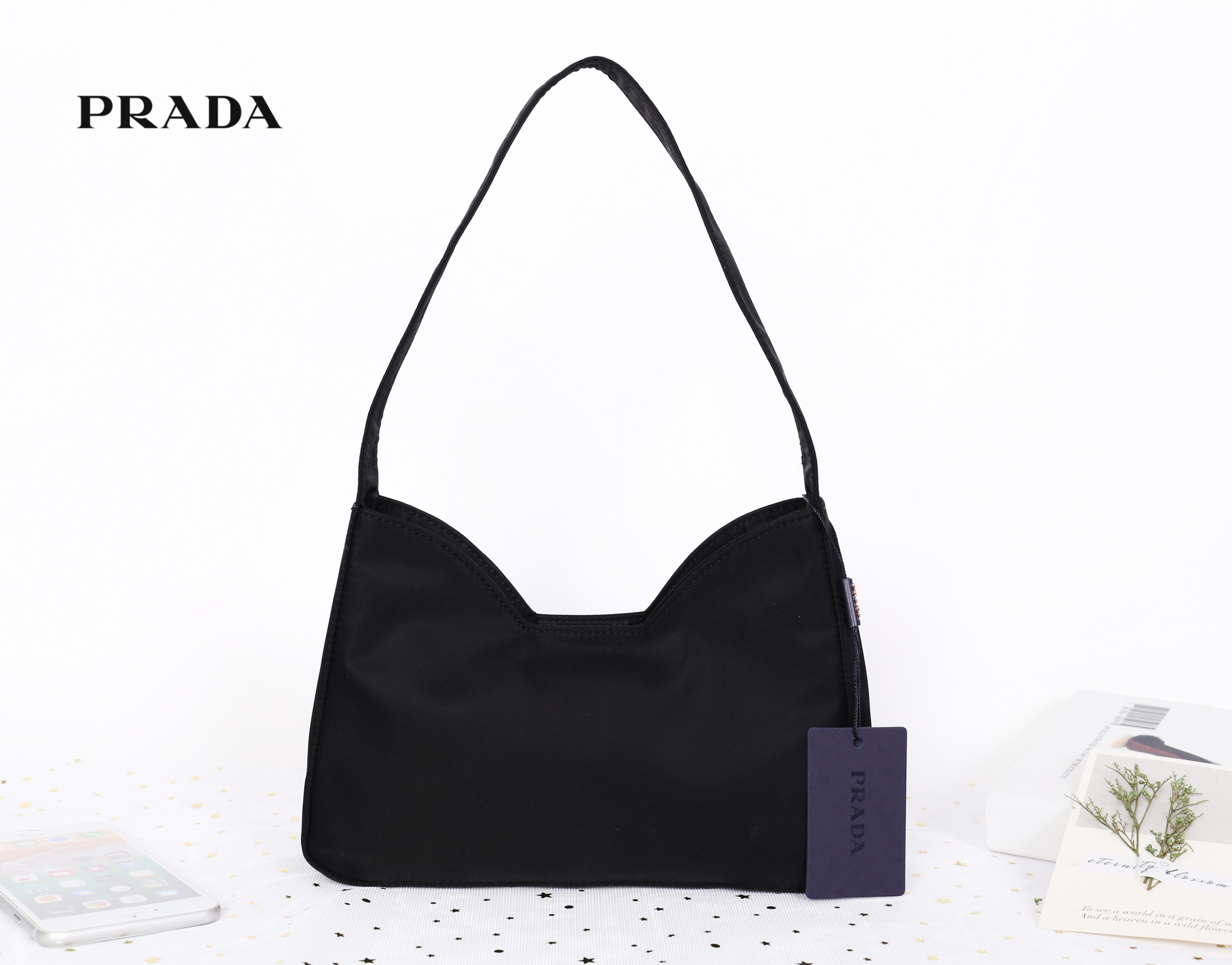 PRADA Nylon Shoulder & Handbag โดดเด่นด้วยโลโก้แบรนด์ด้านข้างกระเป๋าที่ไม่เหมือนใคร เปิด- ปิด ด้วยการติดแบบลอกออก ด้านในมี 1 ช่องโล่ง และช่องเล็กพร้อมโลโก้แบรนด์เป็นอีกใบที่สาวๆไม่ควรพลาด