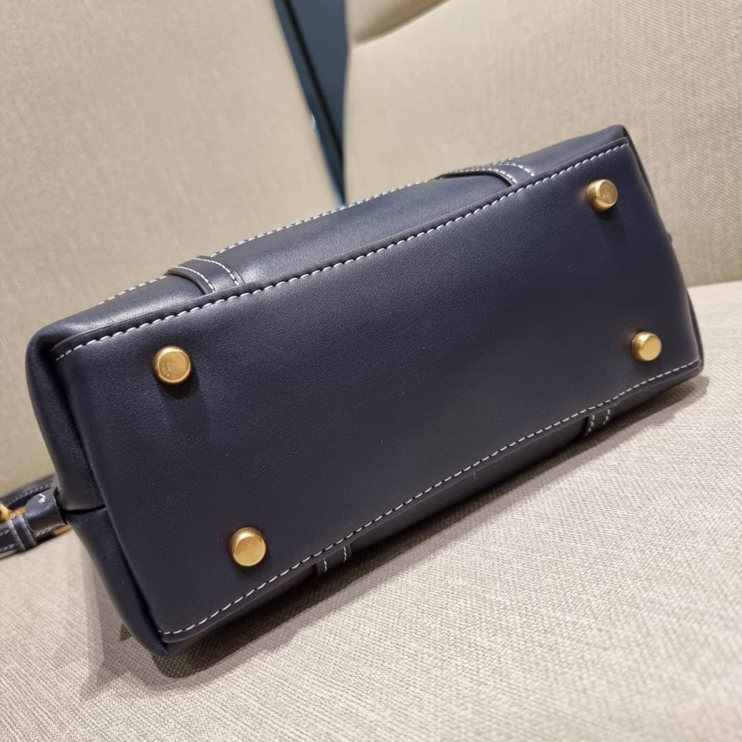 TORY BURCH PERRY MONOGRAM JACQUARD SMALL TRIPLE COMPARTMENT TOTE กระเป๋าโท้ท ไซส์เล็ก ลายโมโนแกรมสุดฮิต ปังไม่หยุดจริงๆ ขนาดกำลังสวย มาพร้อมหูจับในตัว และสายสะพายที่ปรับใช้ได้ไม่มีเบื่อ วัสดุผ้า jacquard ทักทอลาย ตัดขอบด้วยหนังแท้ ปากกระเป๋ามีกระดุมแม่เหล